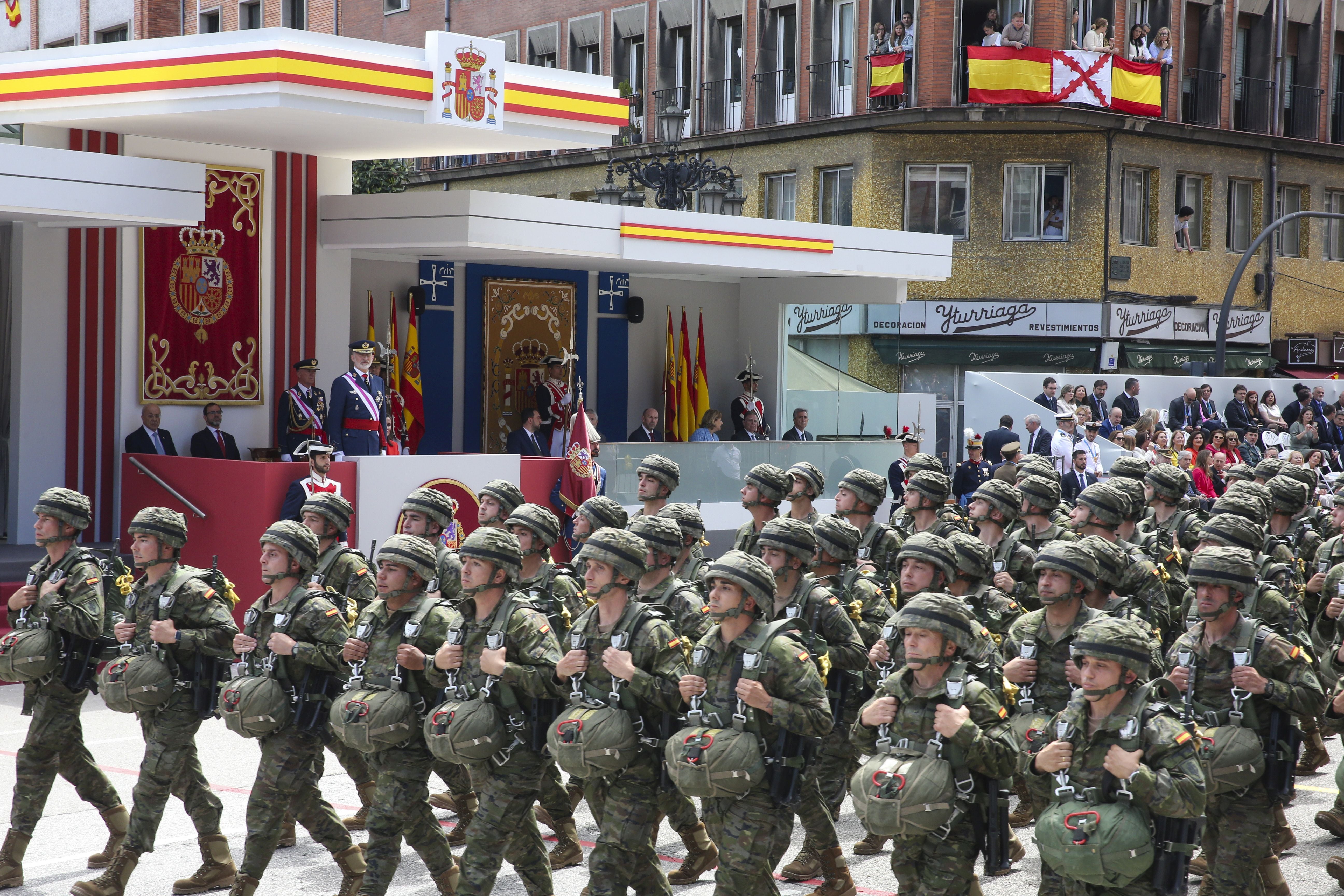 Magnífico desfile militar en un Oviedo hasta la bandera