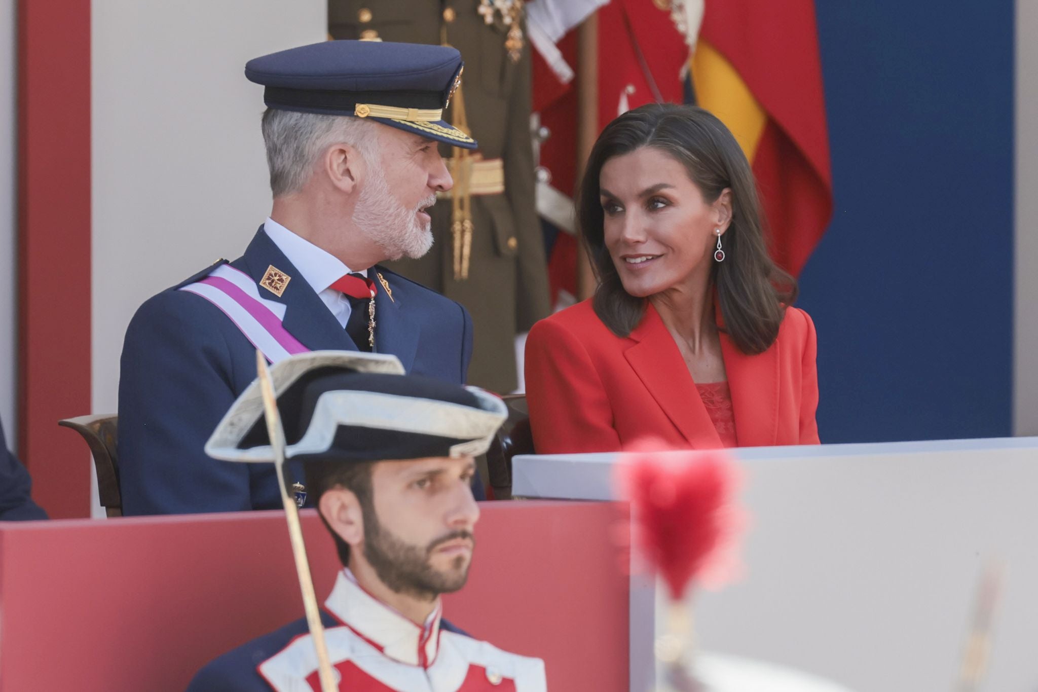 Magnífico desfile militar en un Oviedo hasta la bandera