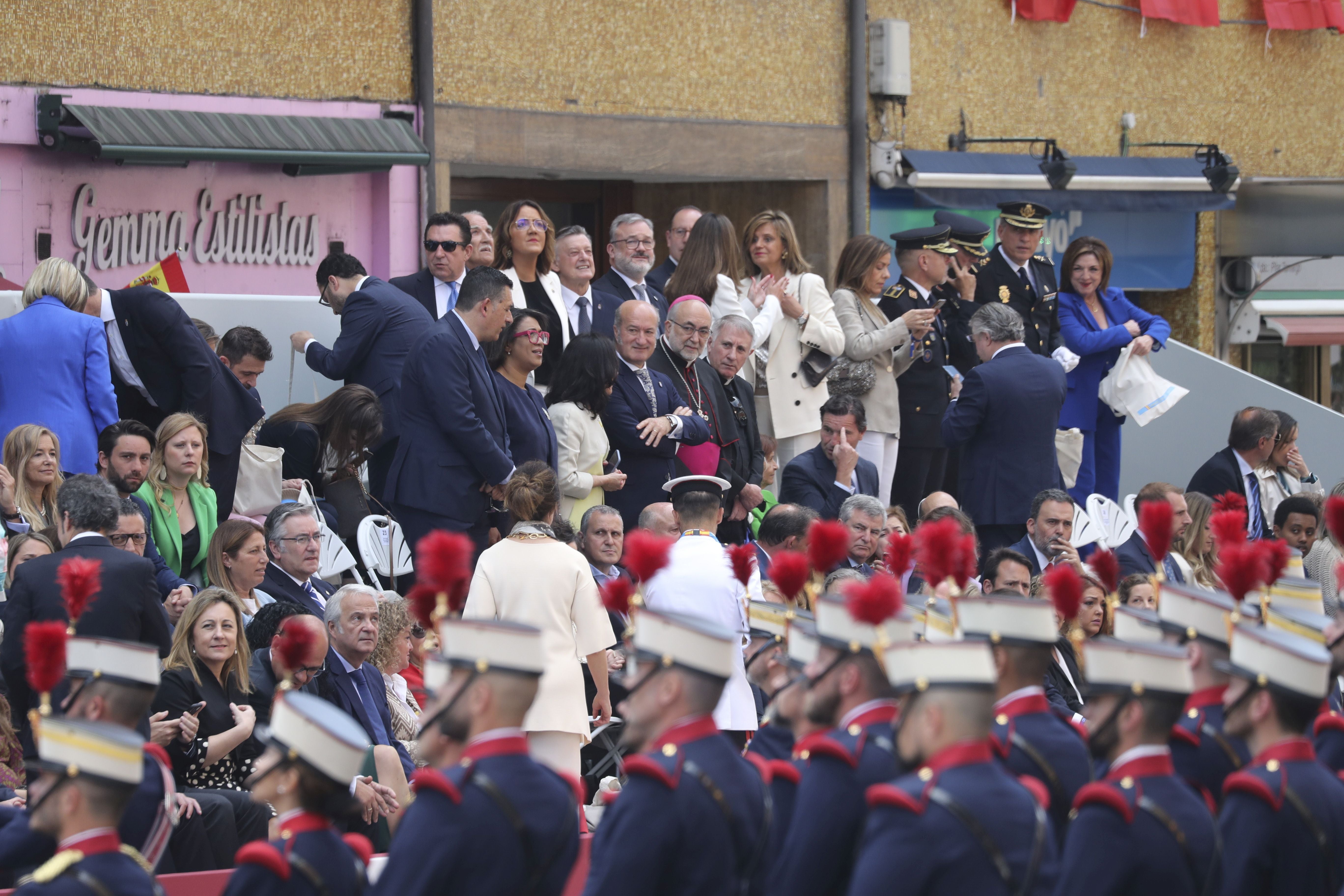 Magnífico desfile militar en un Oviedo hasta la bandera