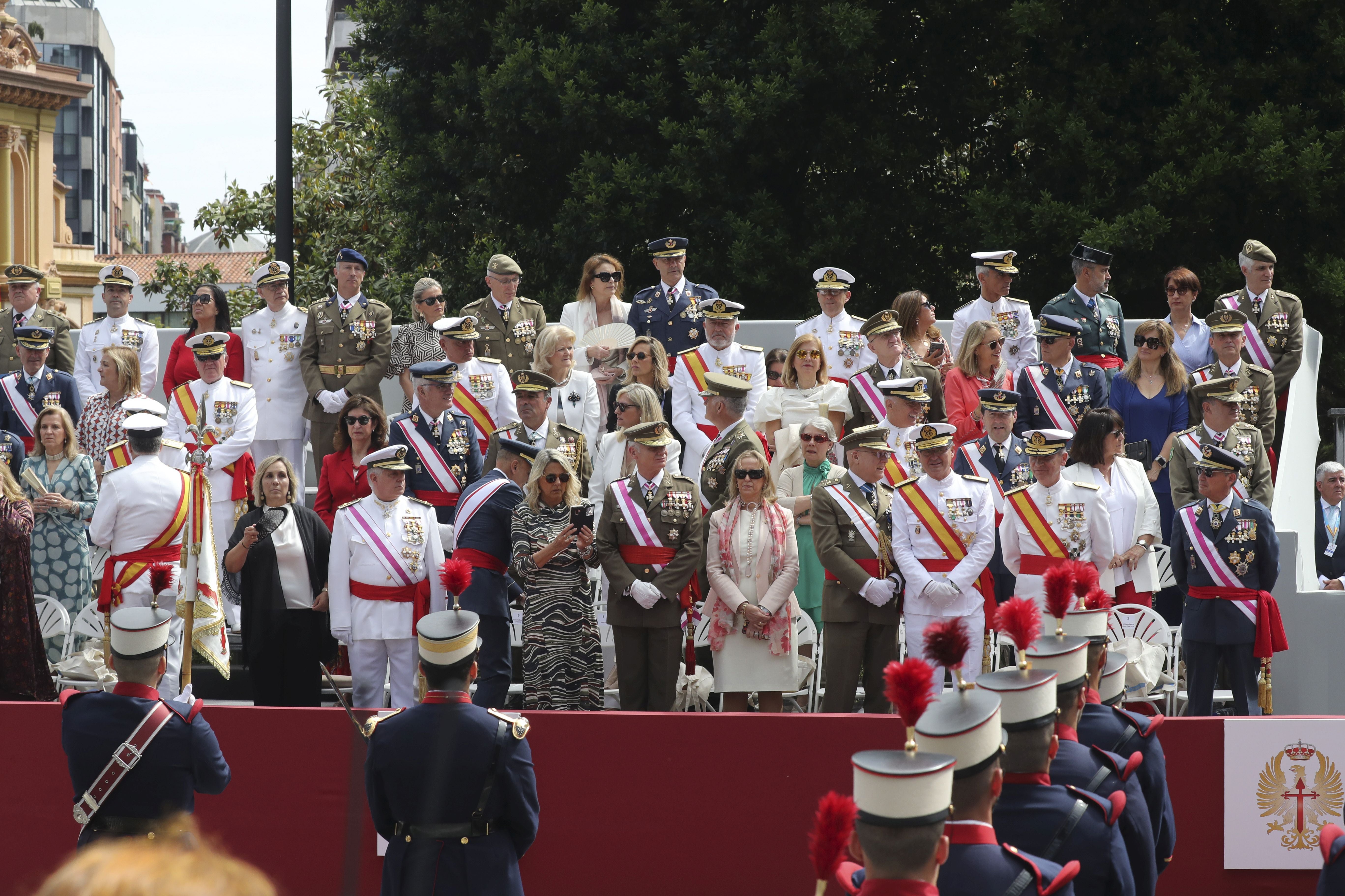 Magnífico desfile militar en un Oviedo hasta la bandera