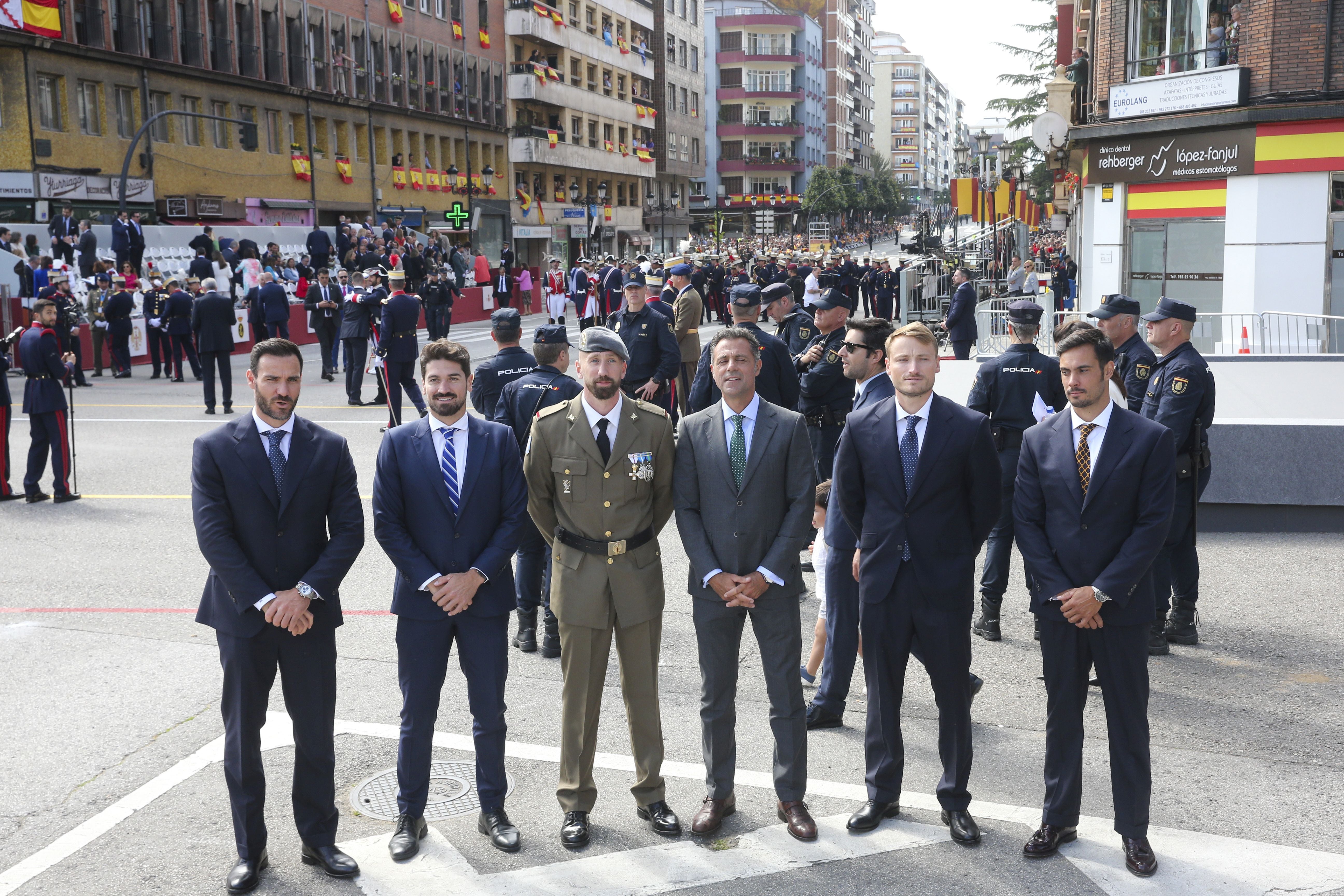 Magnífico desfile militar en un Oviedo hasta la bandera