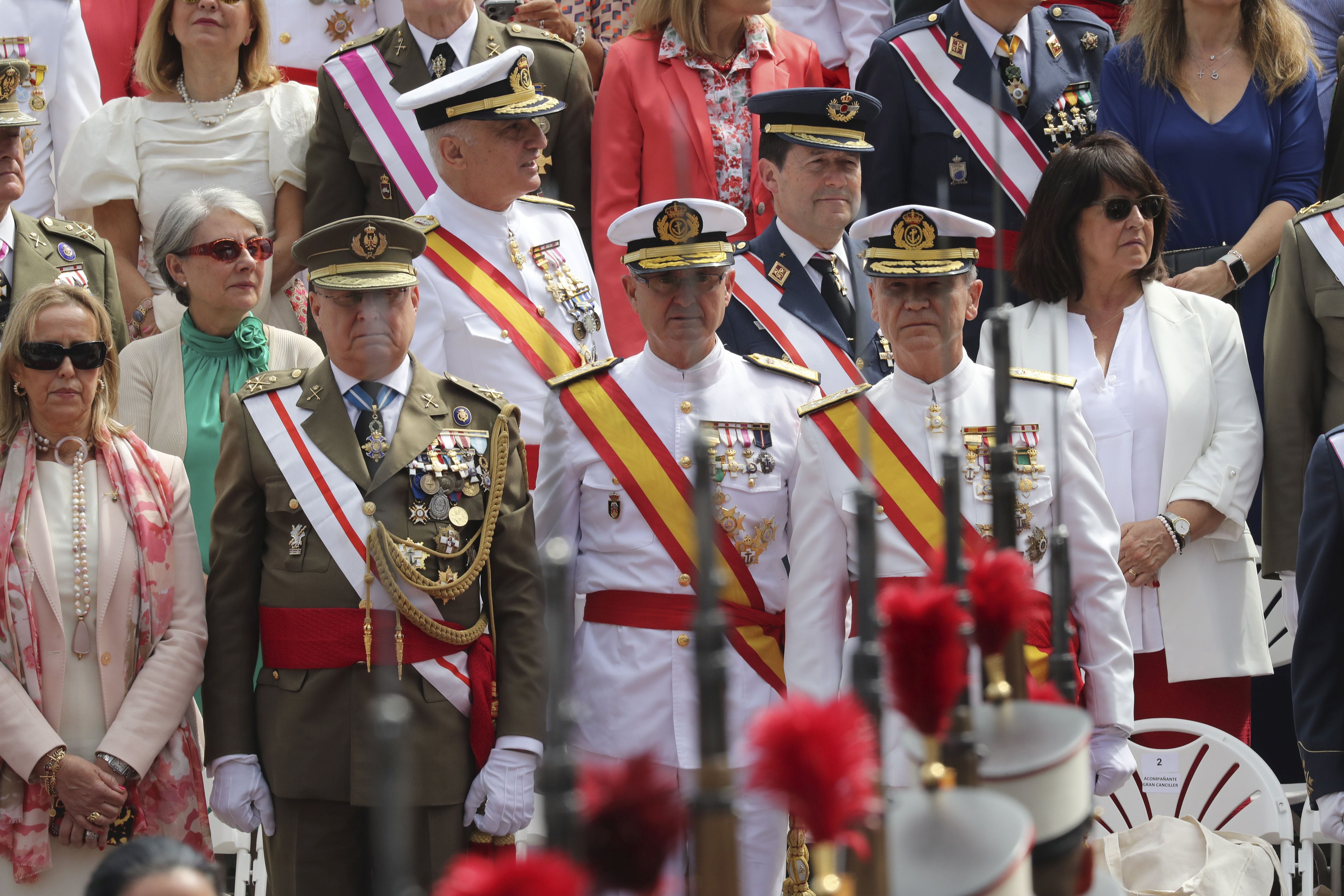 Magnífico desfile militar en un Oviedo hasta la bandera