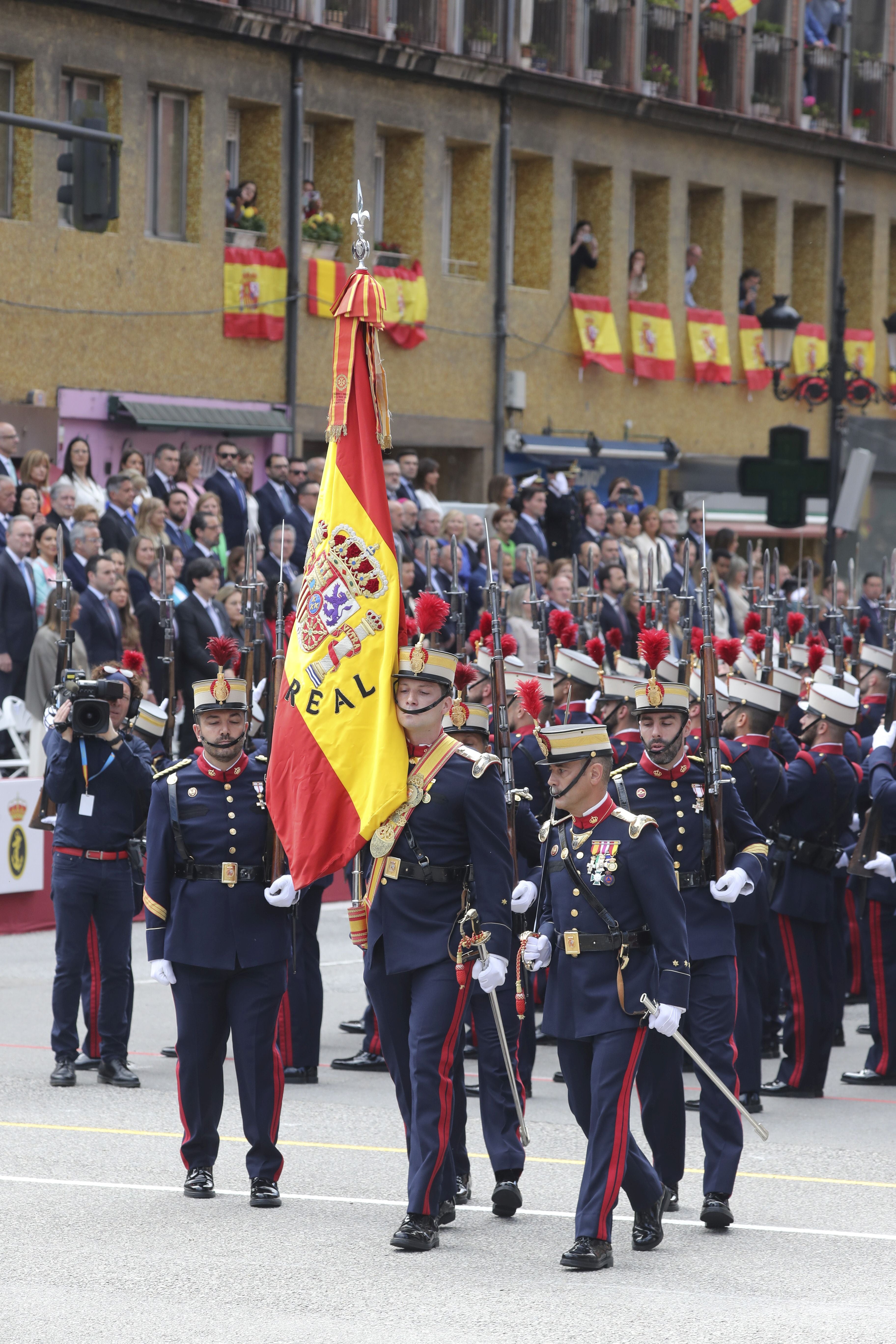 Magnífico desfile militar en un Oviedo hasta la bandera