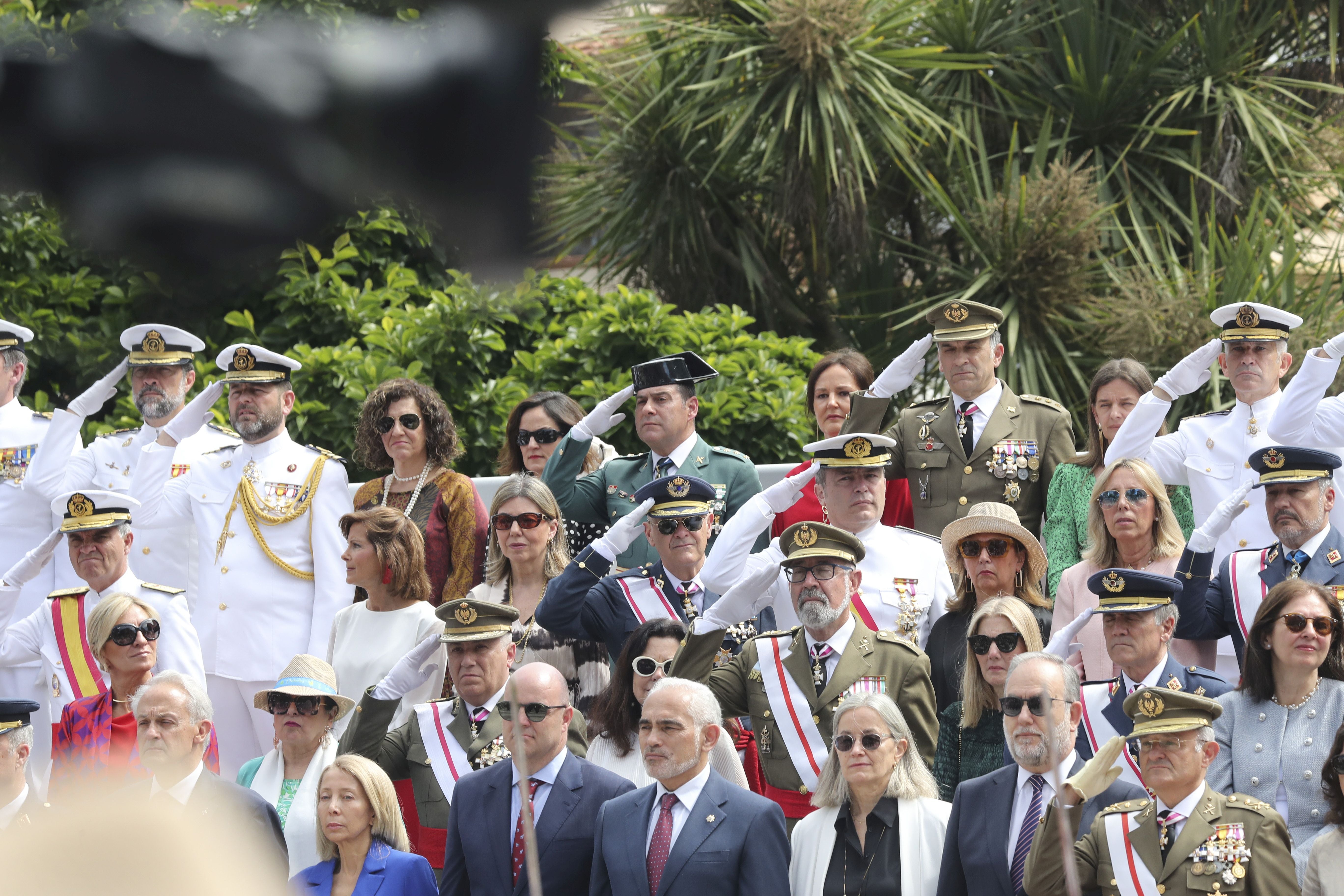 Magnífico desfile militar en un Oviedo hasta la bandera