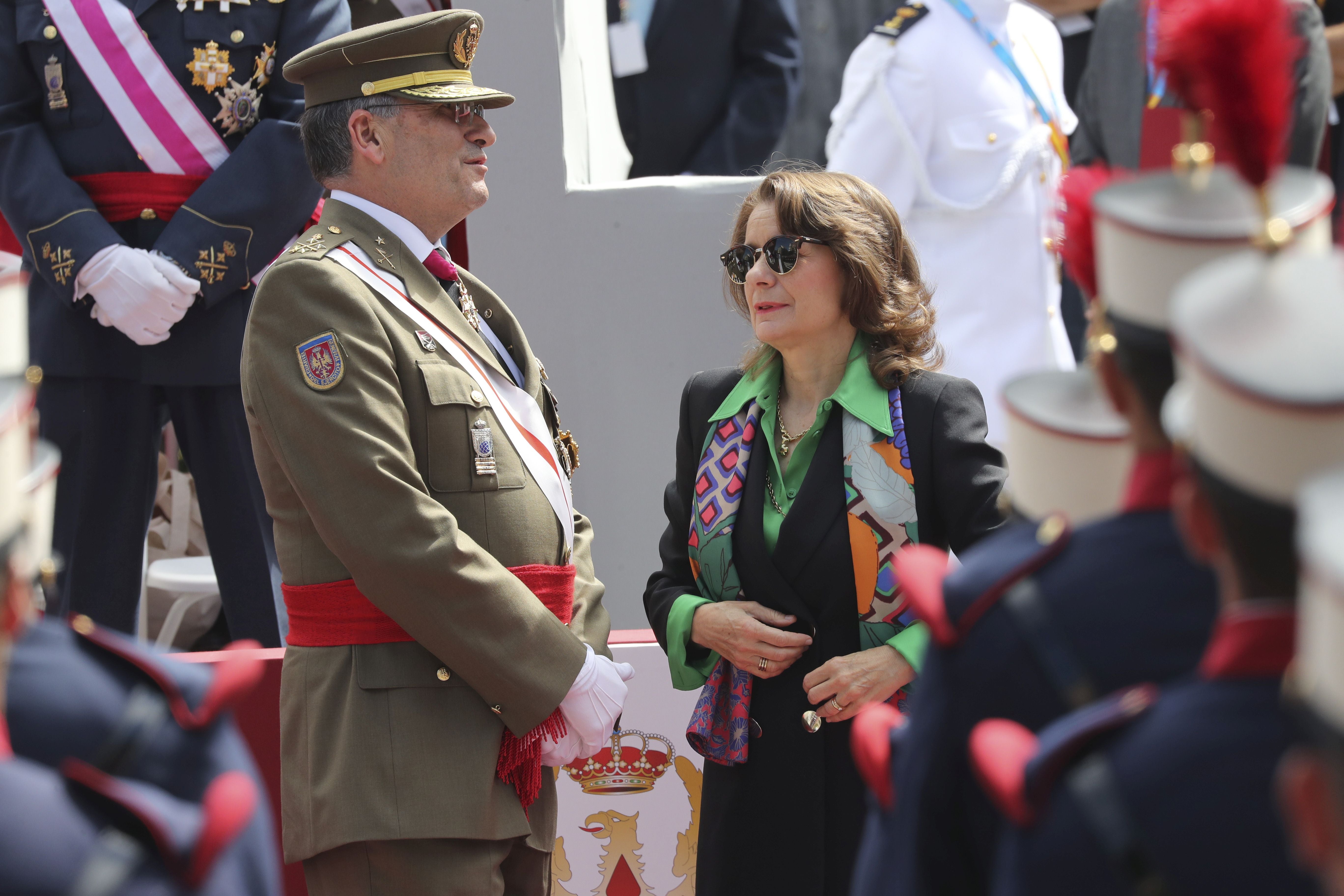 Magnífico desfile militar en un Oviedo hasta la bandera