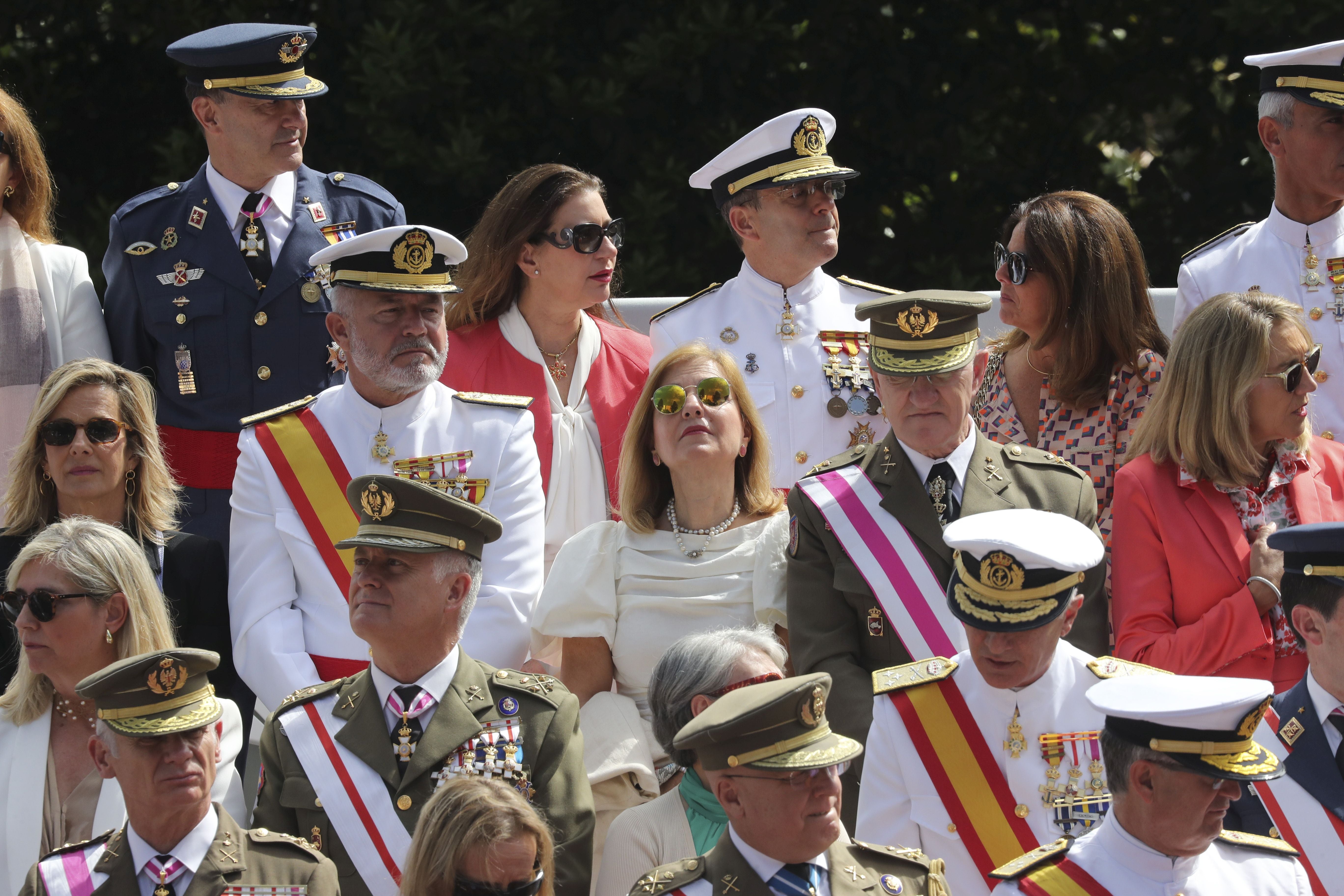 Magnífico desfile militar en un Oviedo hasta la bandera