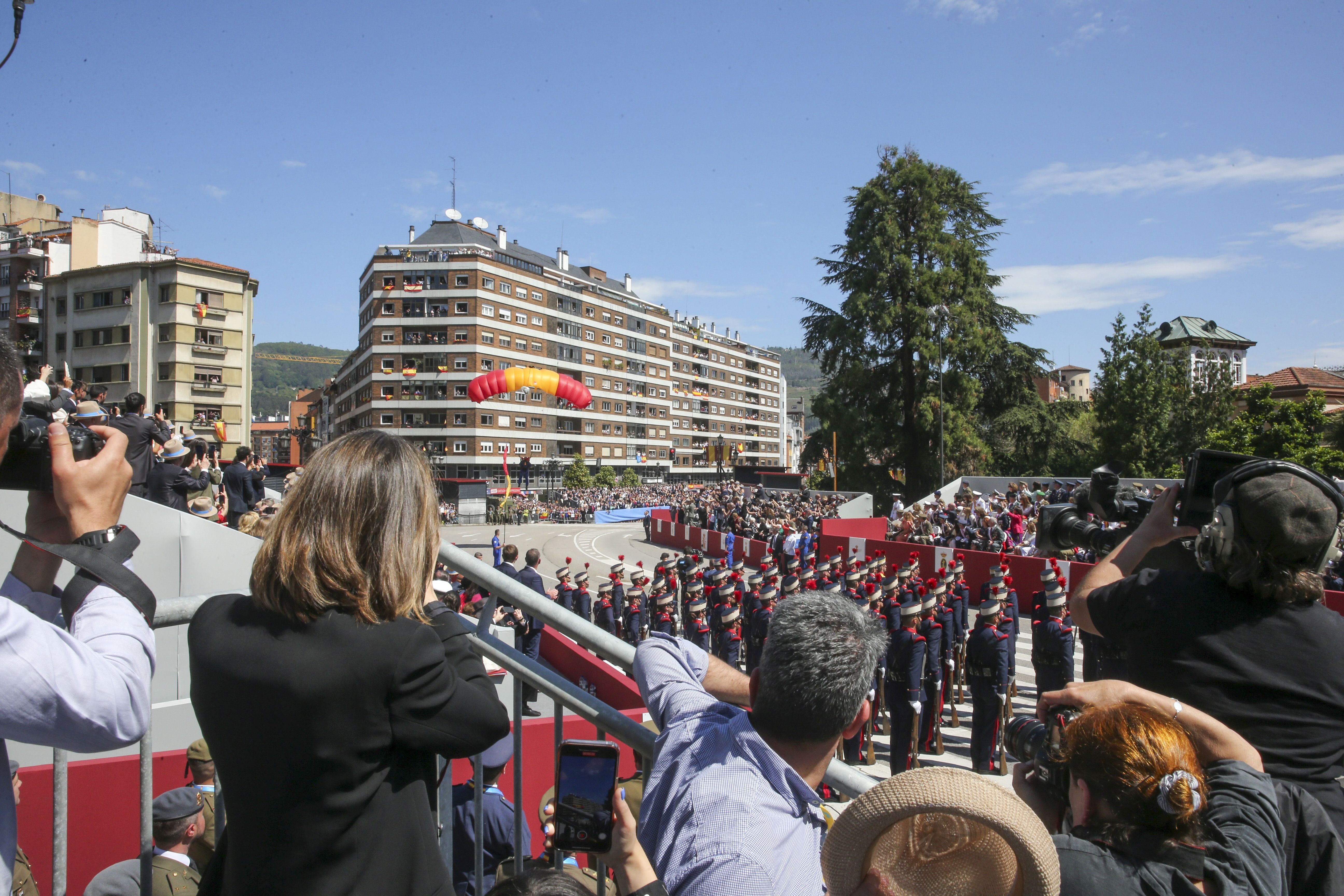 Magnífico desfile militar en un Oviedo hasta la bandera