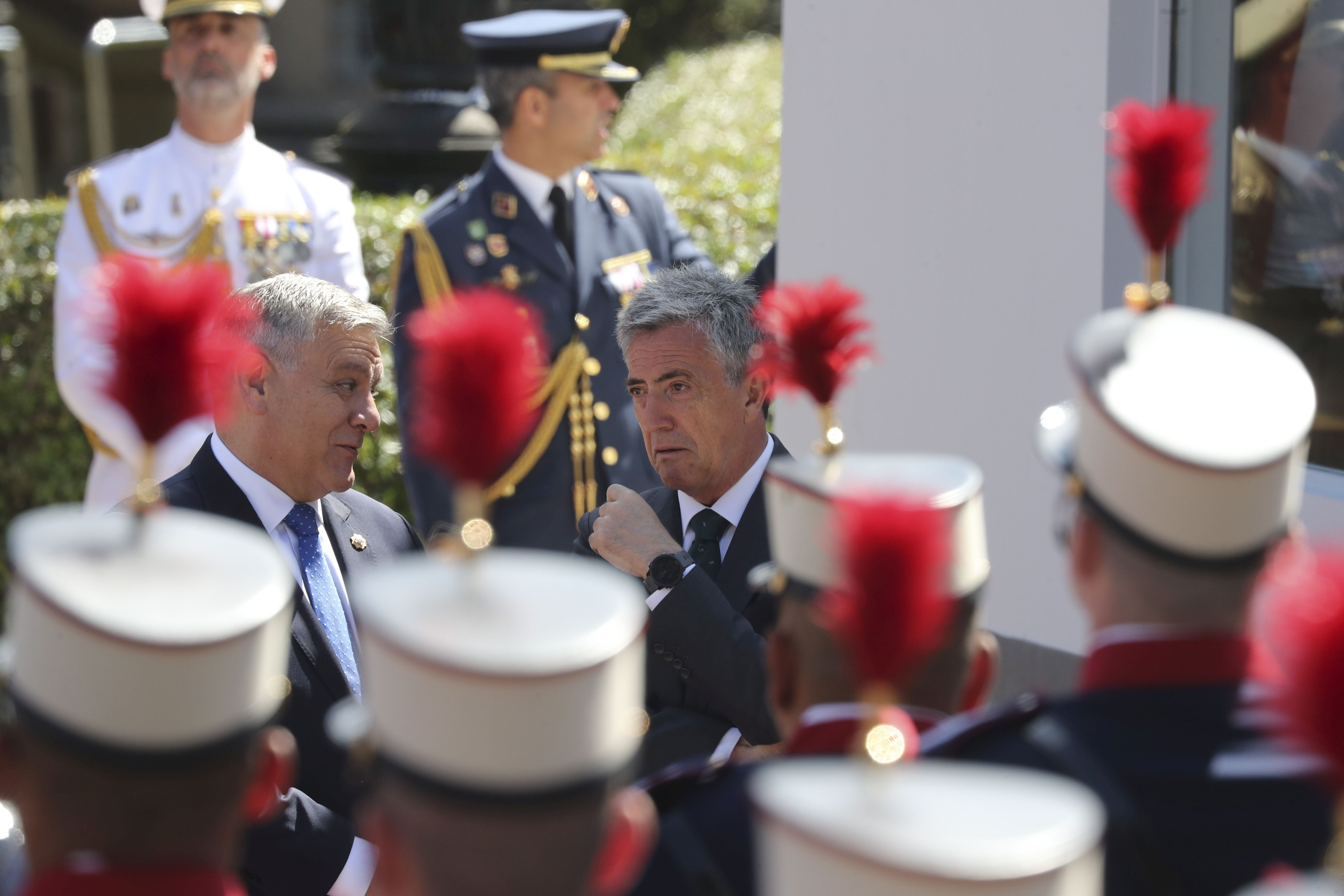 Magnífico desfile militar en un Oviedo hasta la bandera