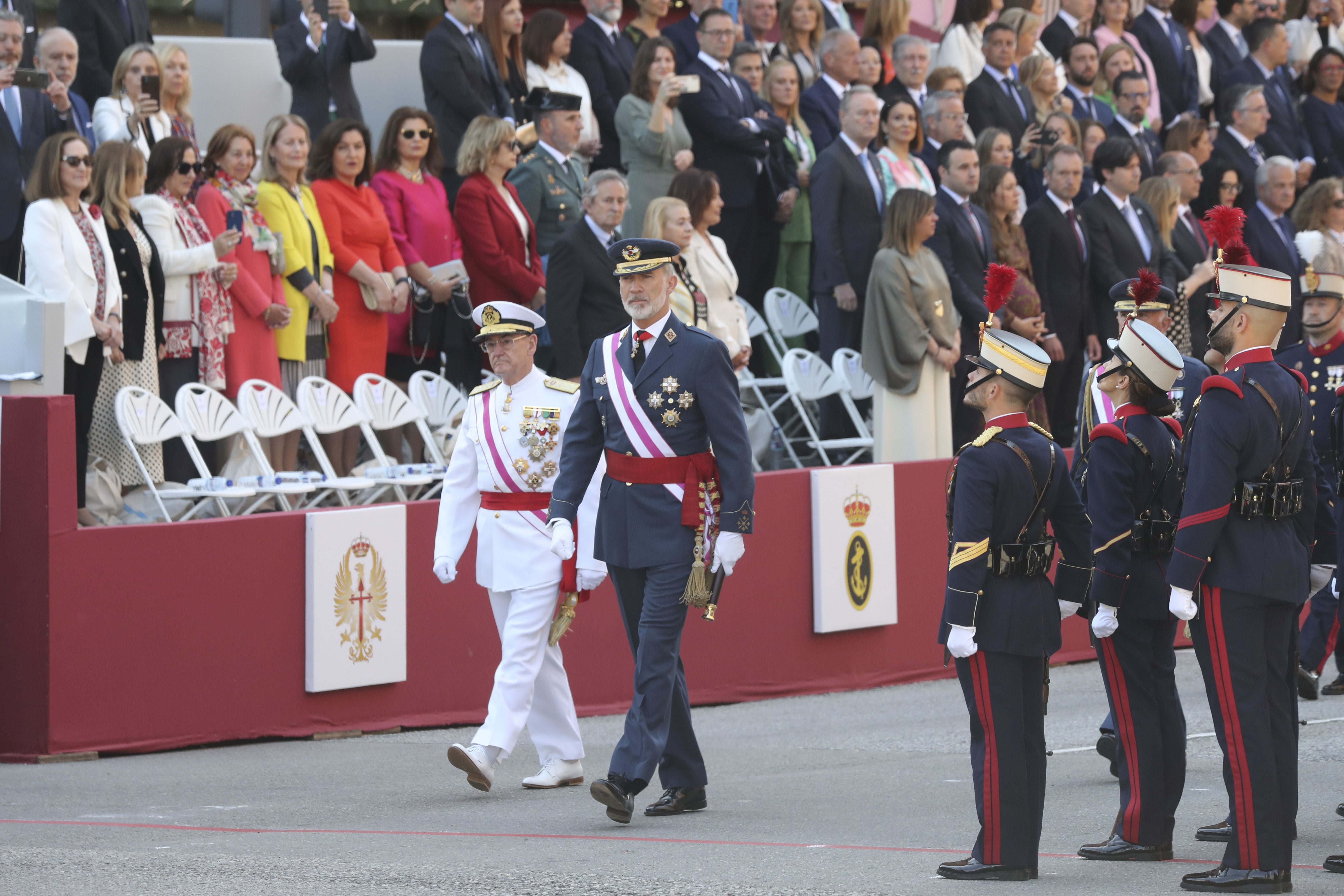 Magnífico desfile militar en un Oviedo hasta la bandera