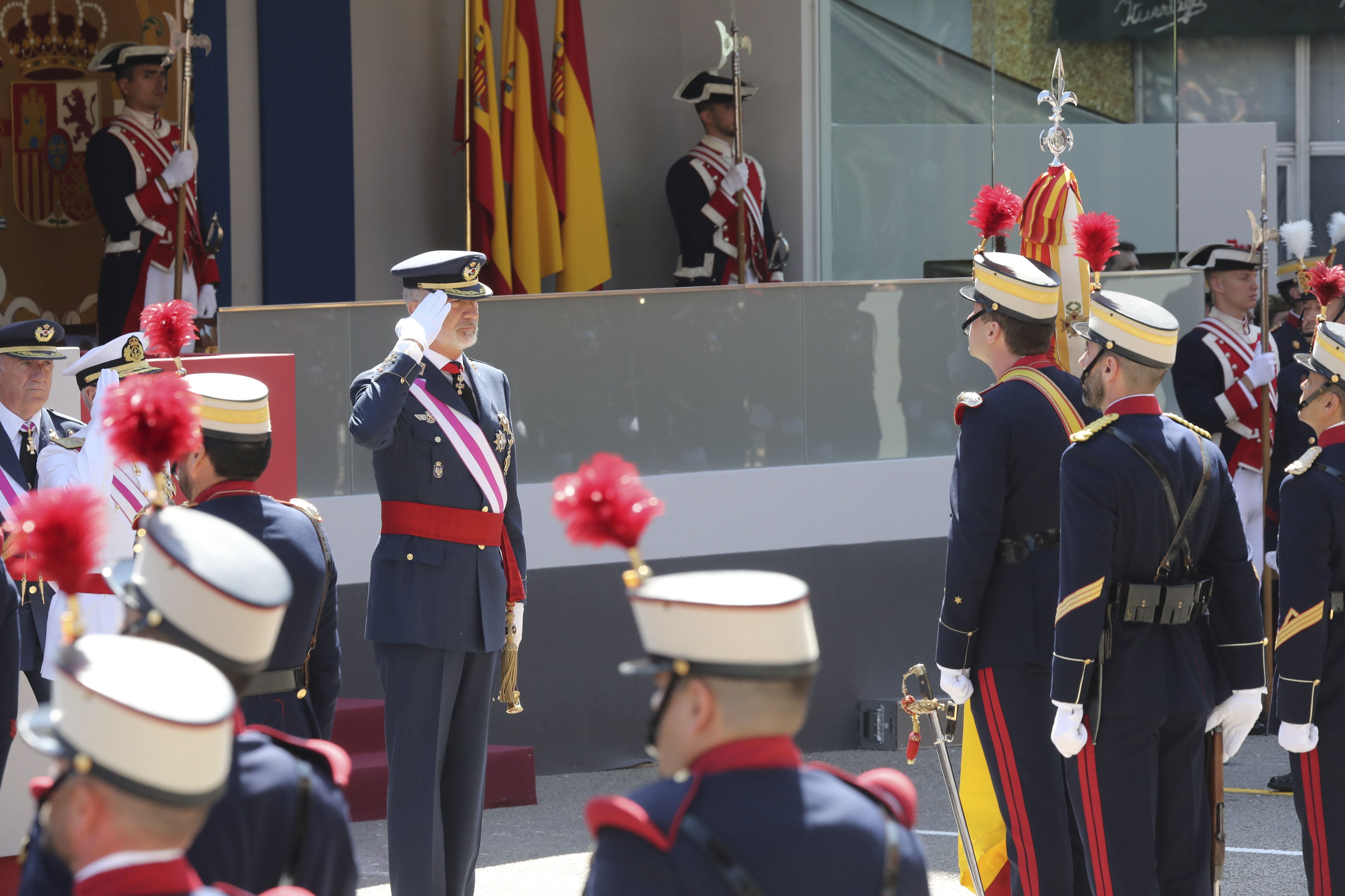 Magnífico desfile militar en un Oviedo hasta la bandera