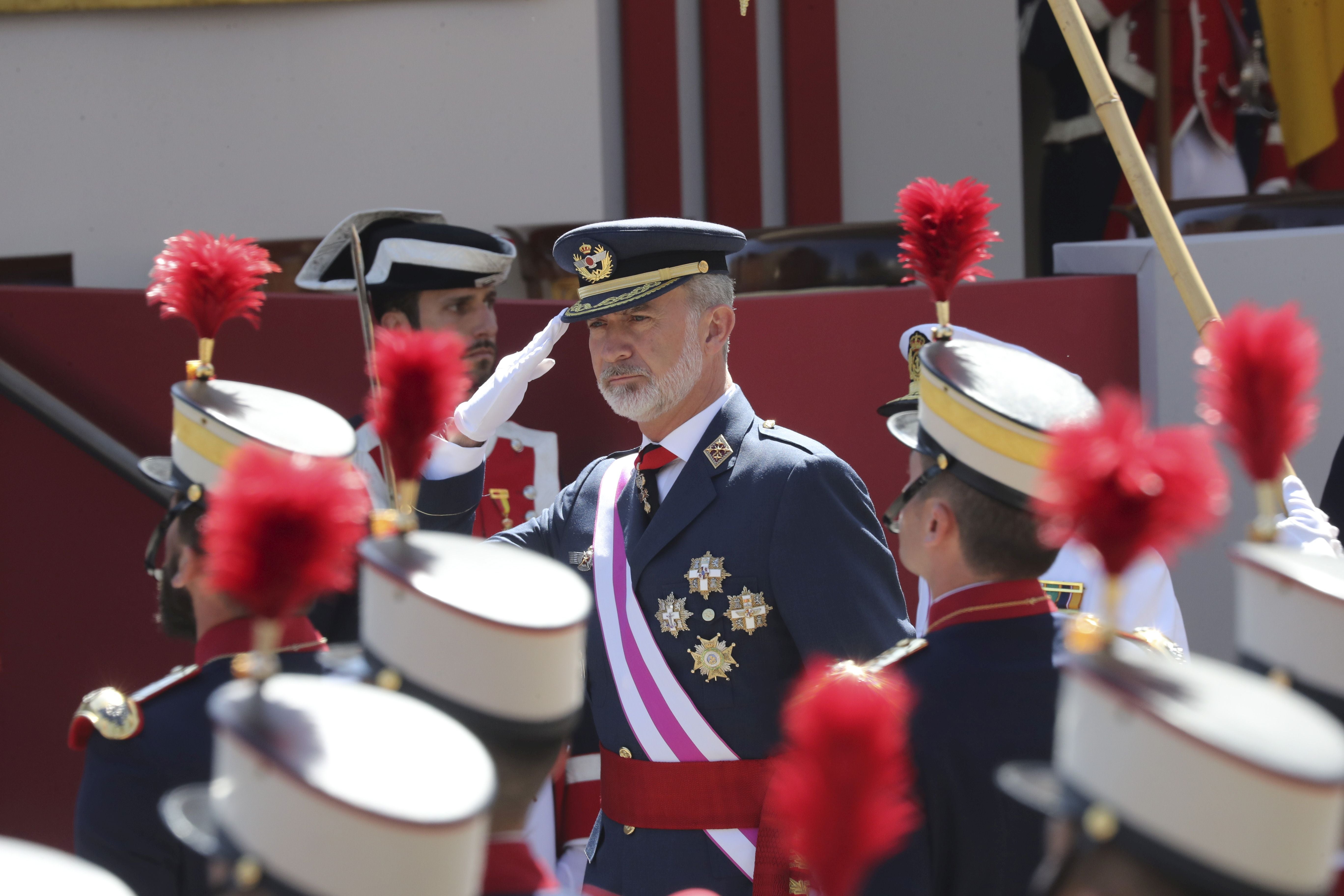 Magnífico desfile militar en un Oviedo hasta la bandera