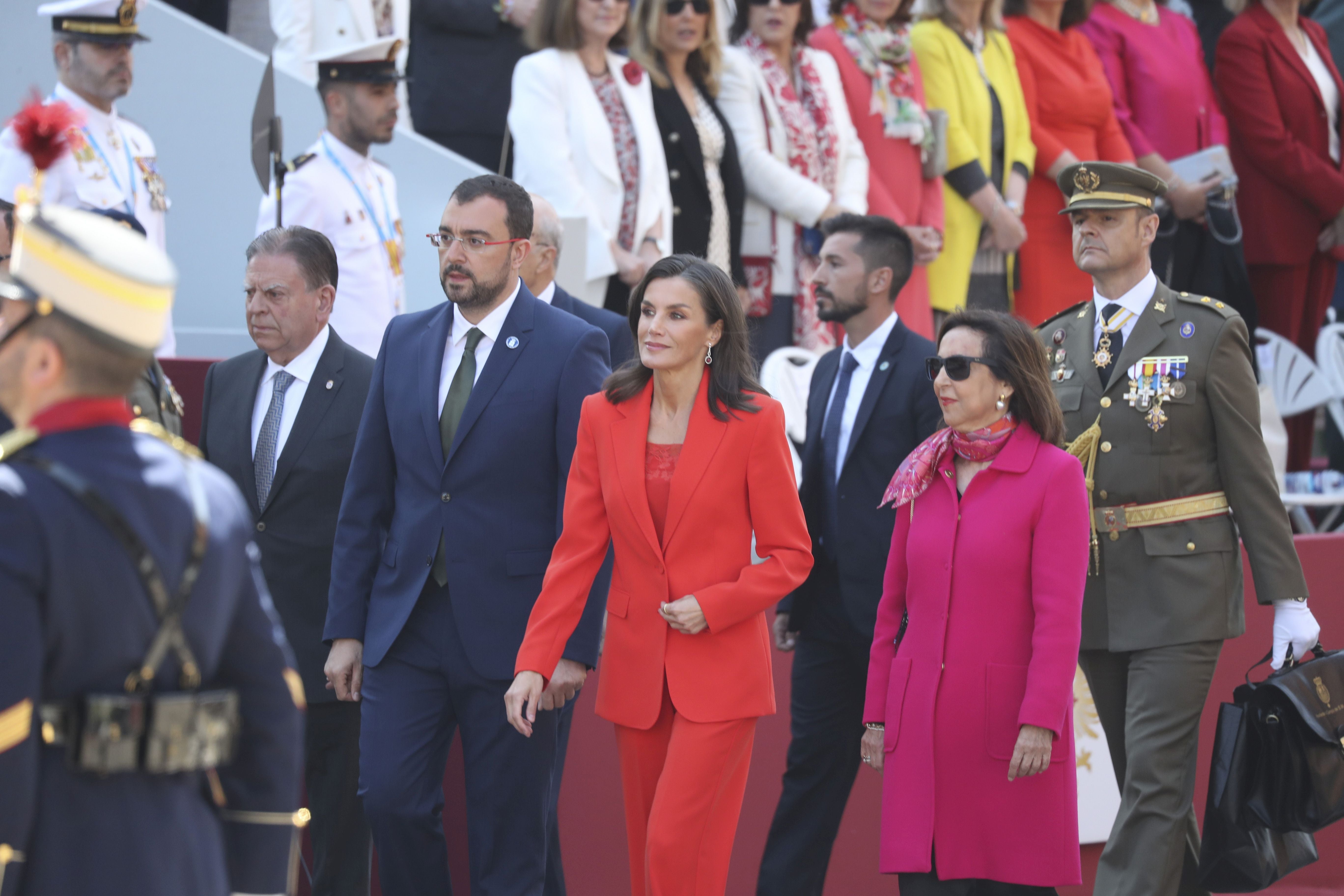 Magnífico desfile militar en un Oviedo hasta la bandera