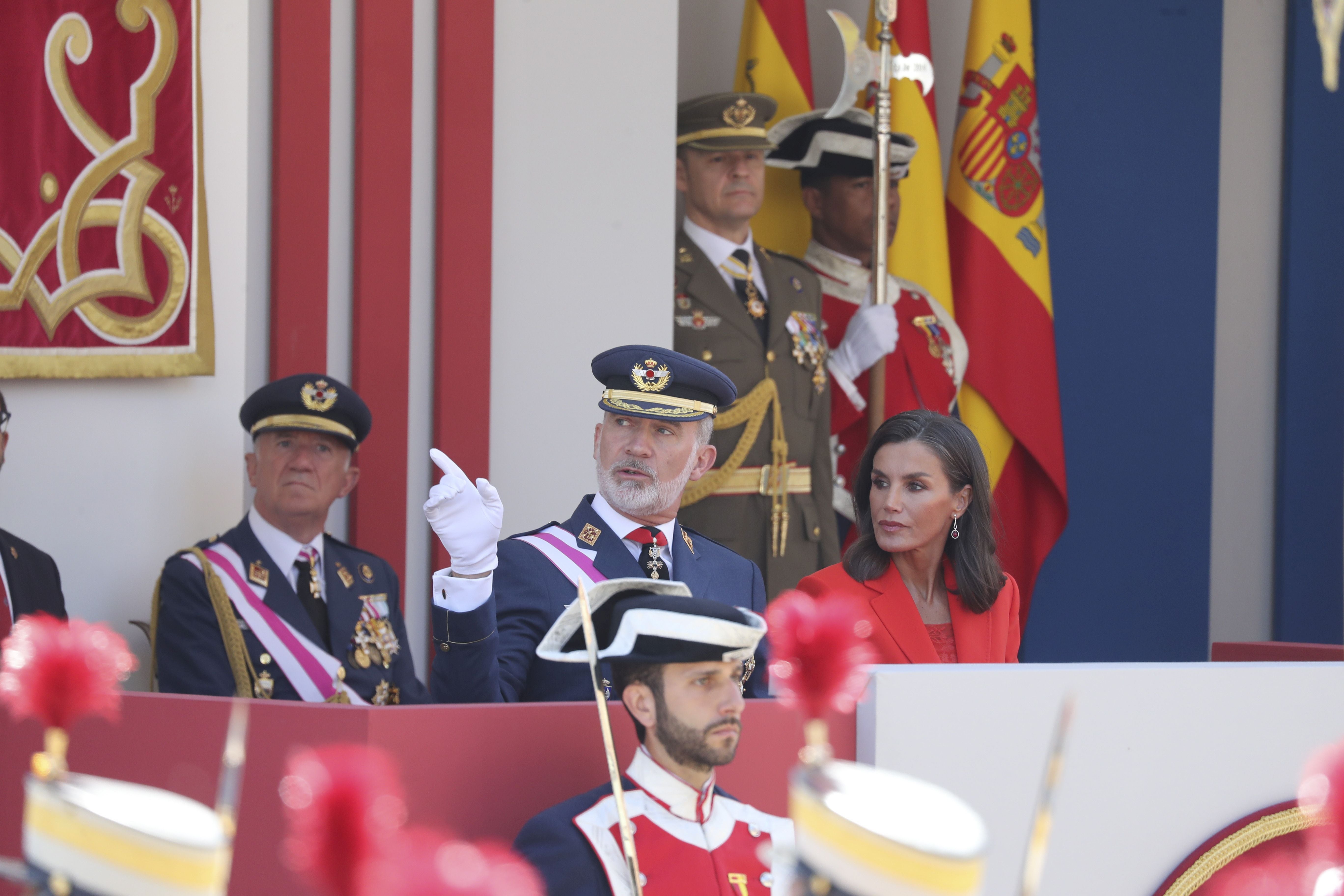 Magnífico desfile militar en un Oviedo hasta la bandera