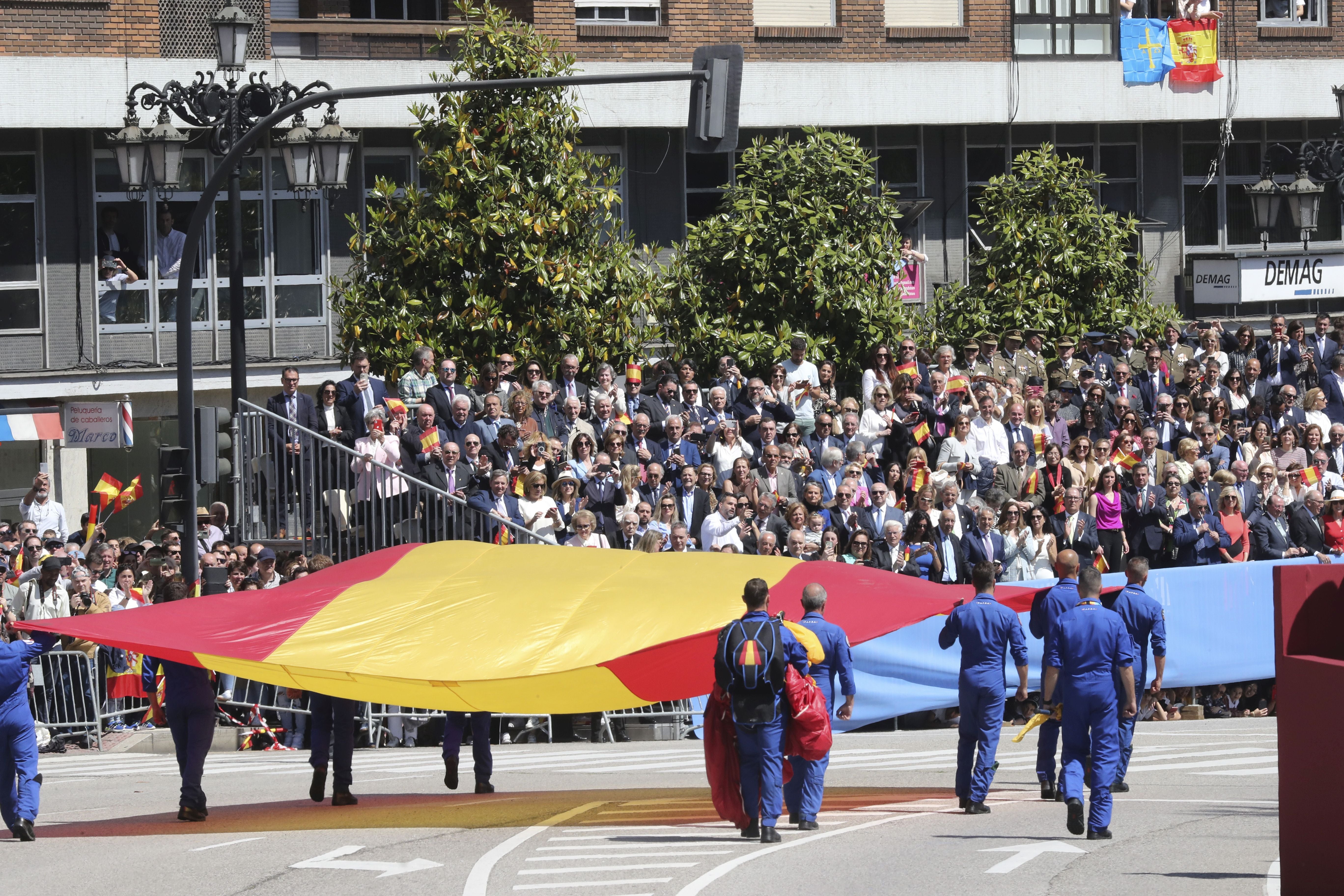 Magnífico desfile militar en un Oviedo hasta la bandera