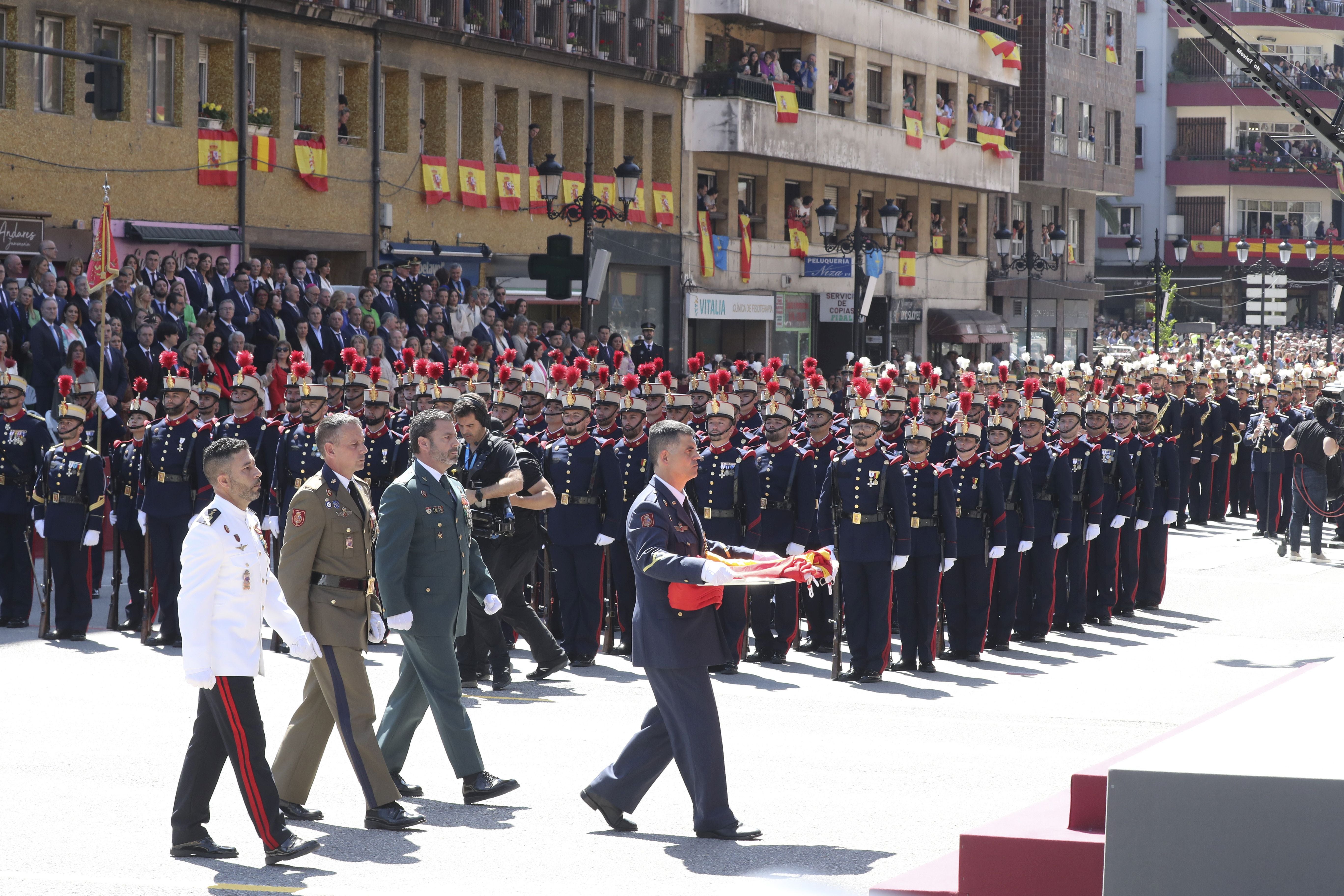 Magnífico desfile militar en un Oviedo hasta la bandera