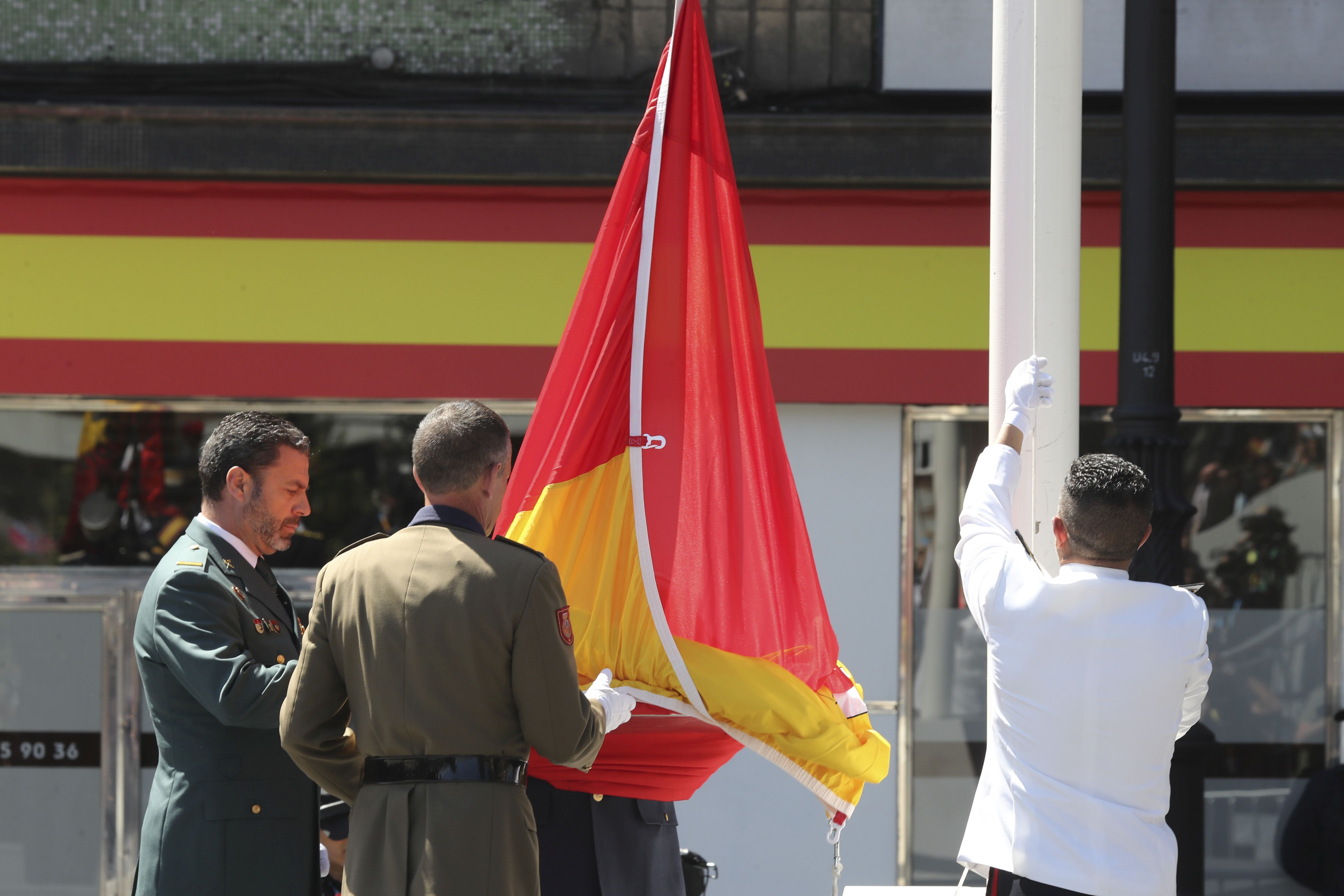 Magnífico desfile militar en un Oviedo hasta la bandera