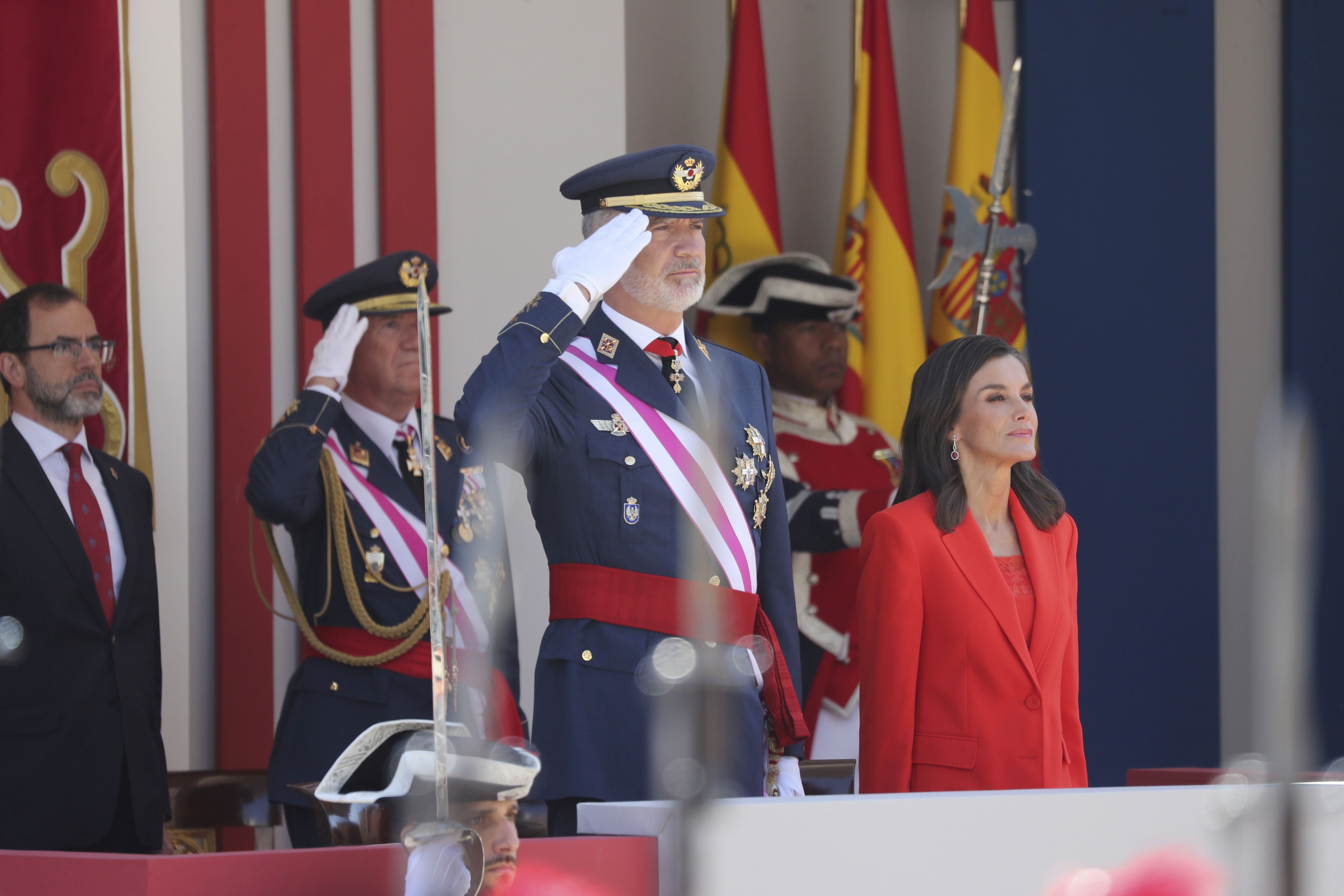 Magnífico desfile militar en un Oviedo hasta la bandera