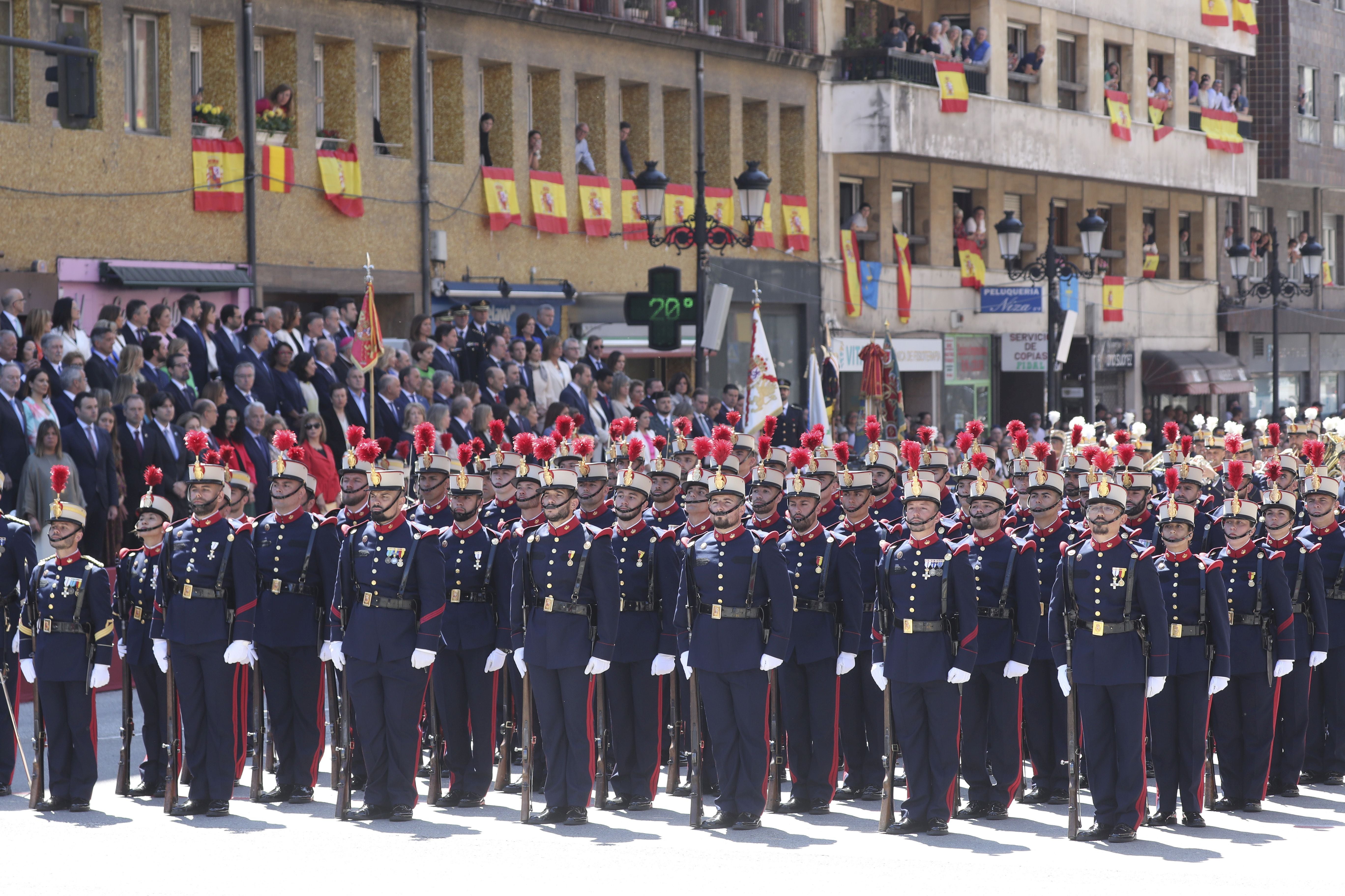 Magnífico desfile militar en un Oviedo hasta la bandera