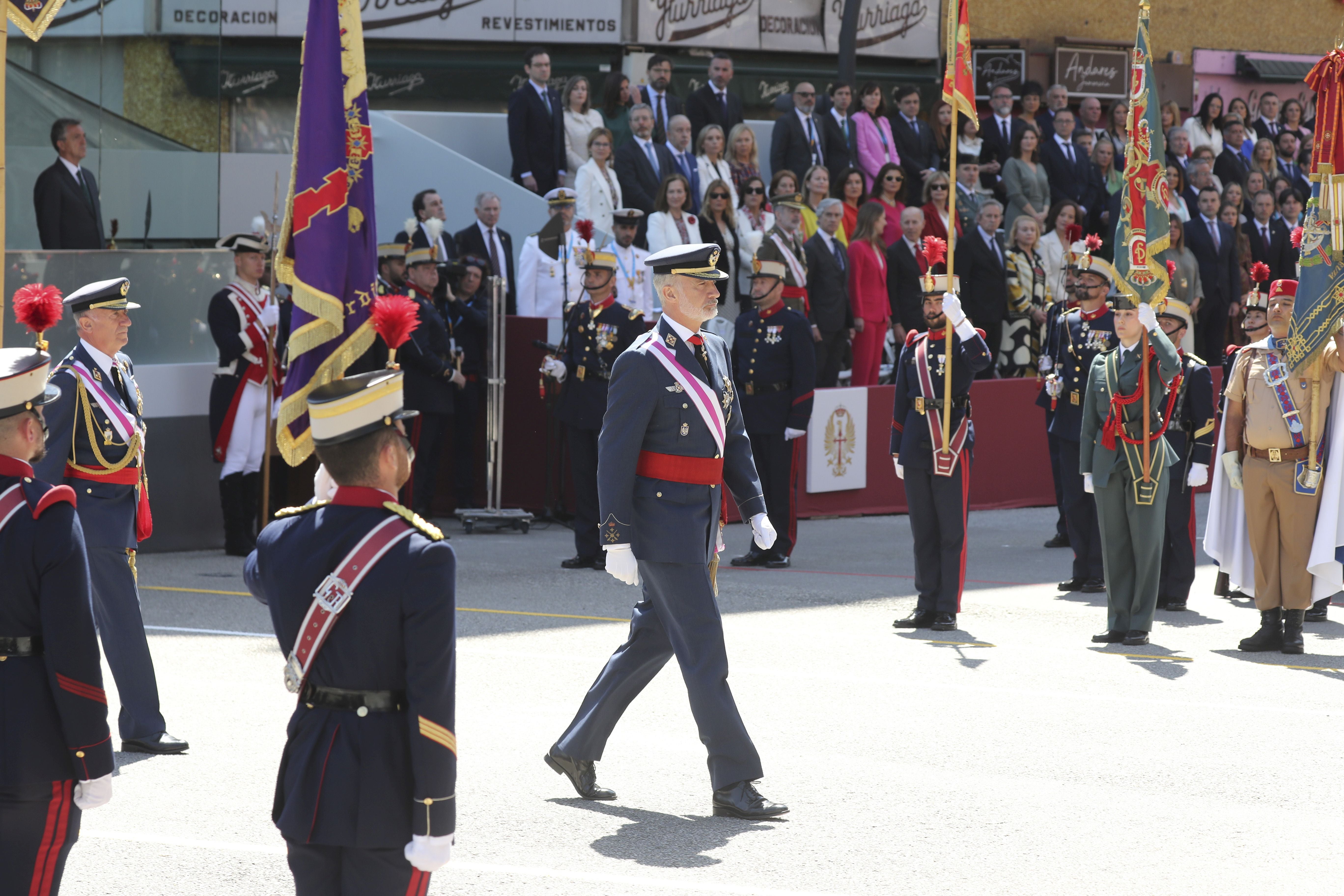 Magnífico desfile militar en un Oviedo hasta la bandera