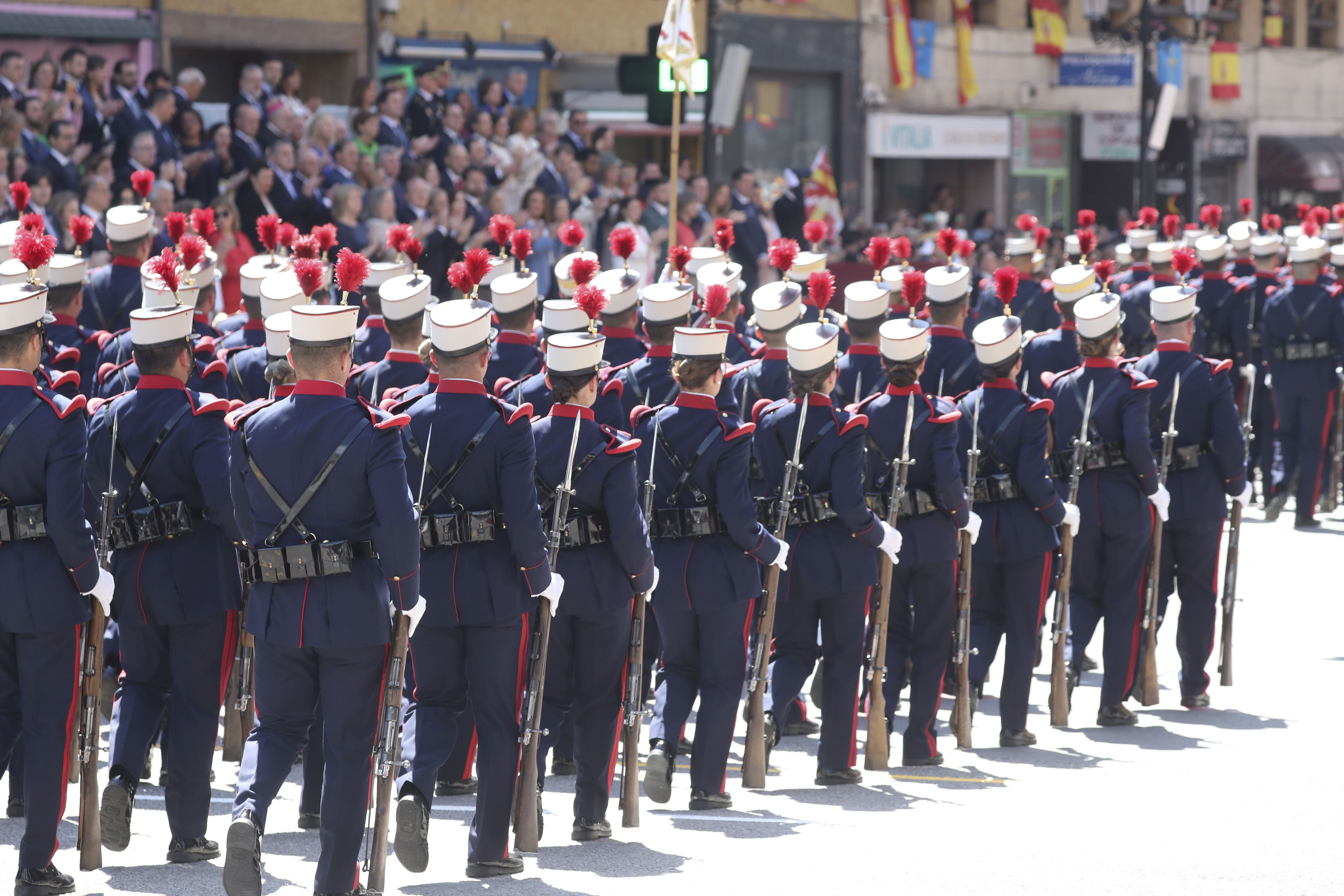 Magnífico desfile militar en un Oviedo hasta la bandera