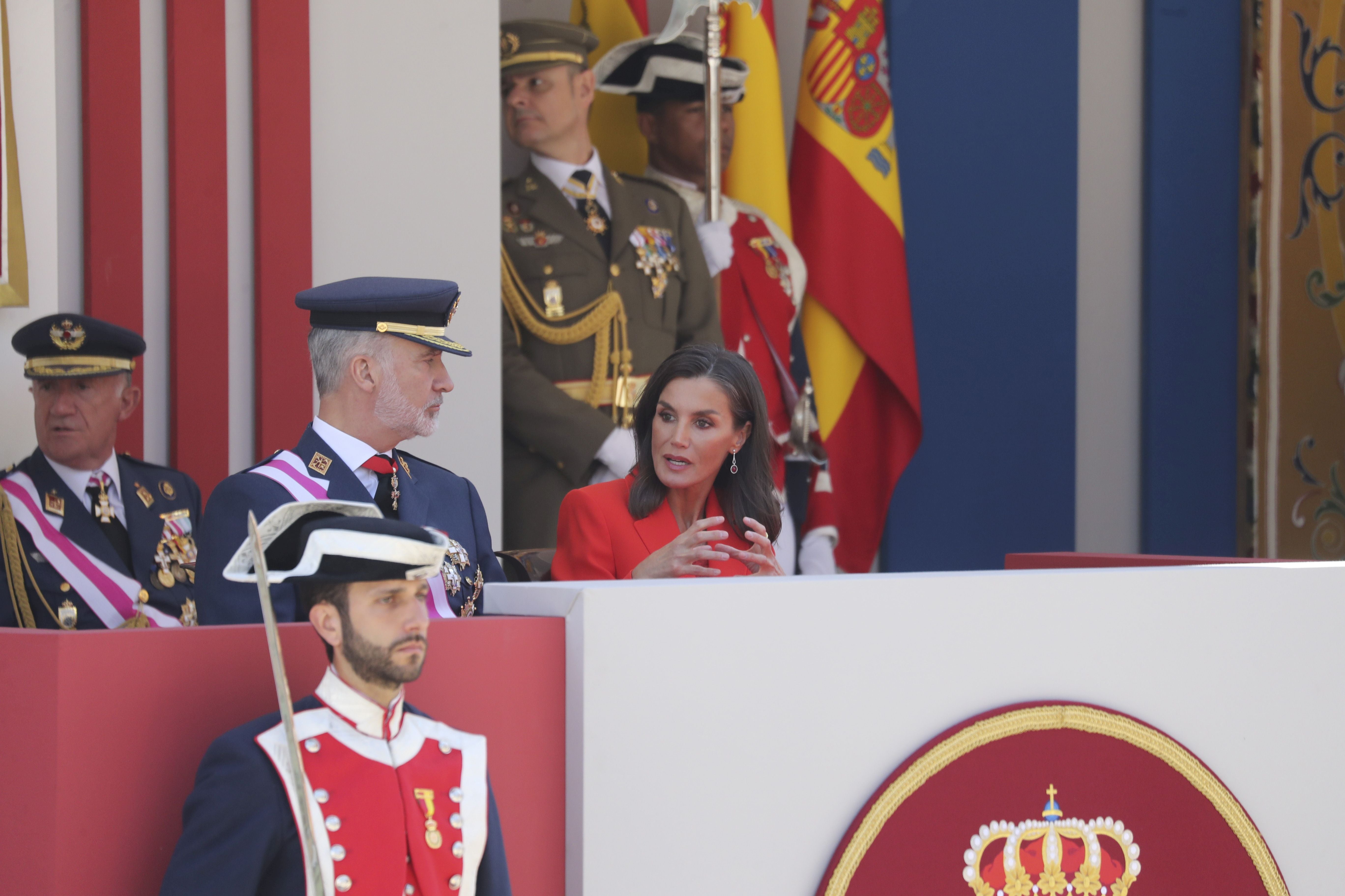 Magnífico desfile militar en un Oviedo hasta la bandera