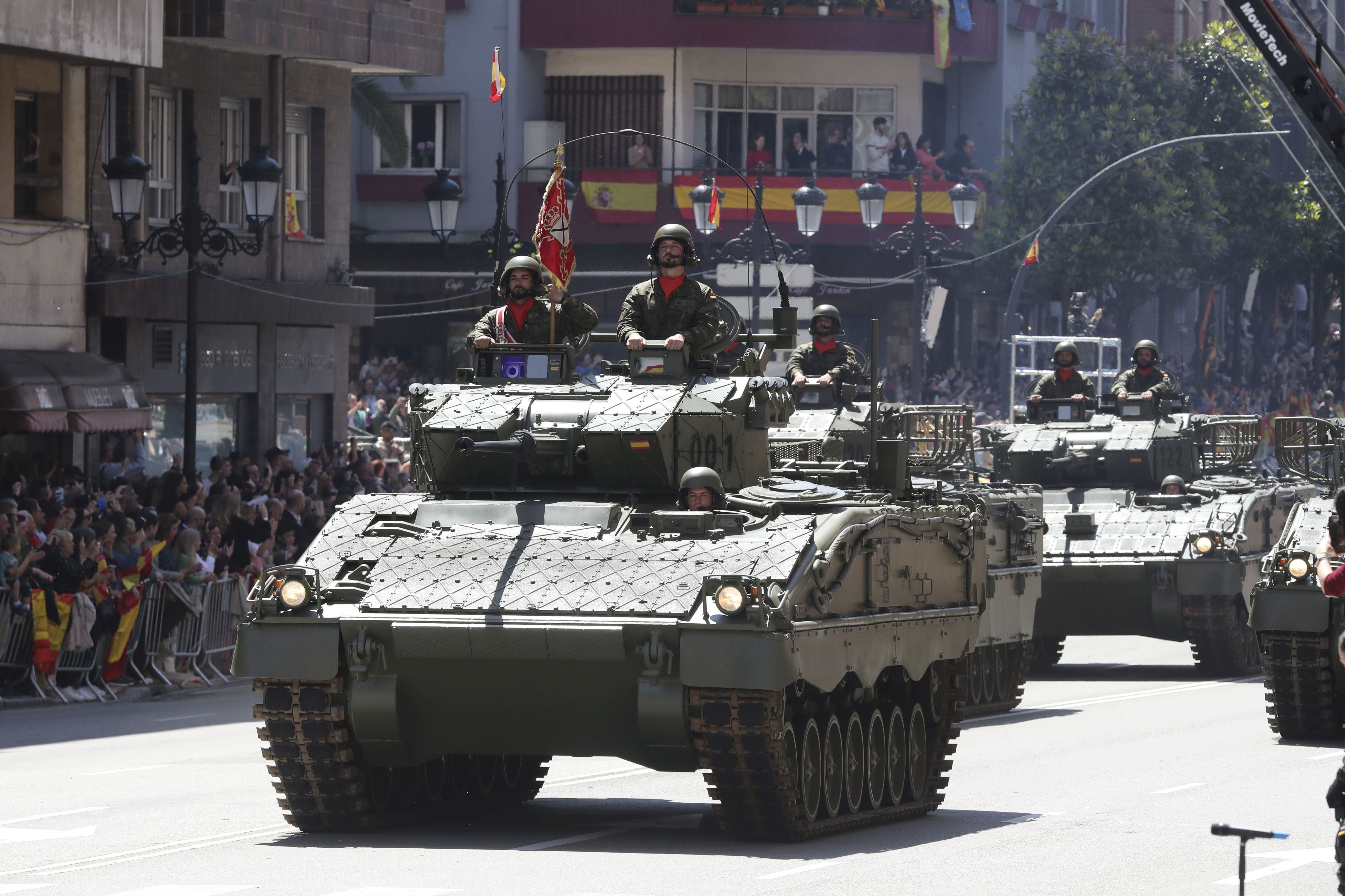 Magnífico desfile militar en un Oviedo hasta la bandera