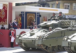 Magnífico desfile militar en un Oviedo hasta la bandera