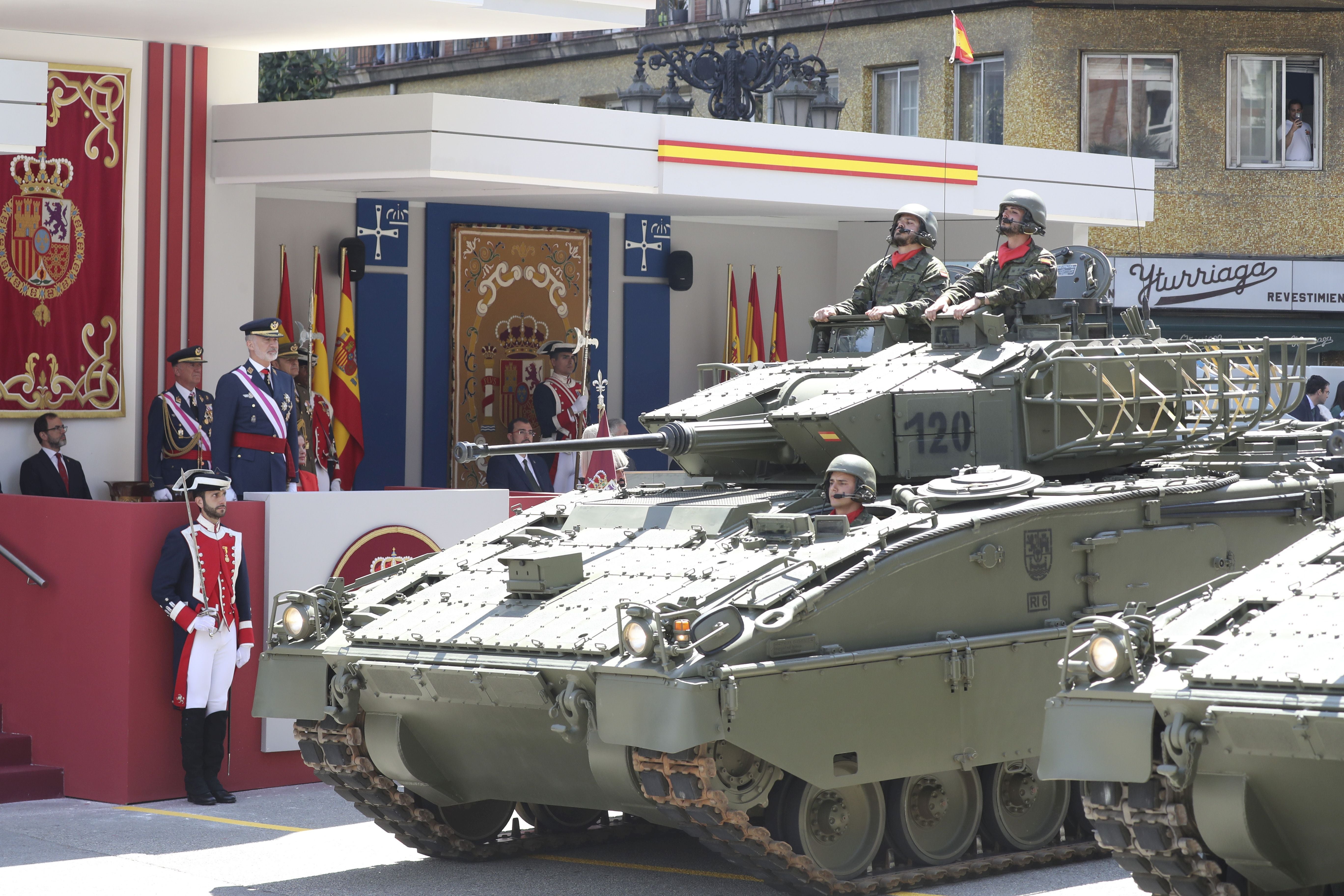 Magnífico desfile militar en un Oviedo hasta la bandera