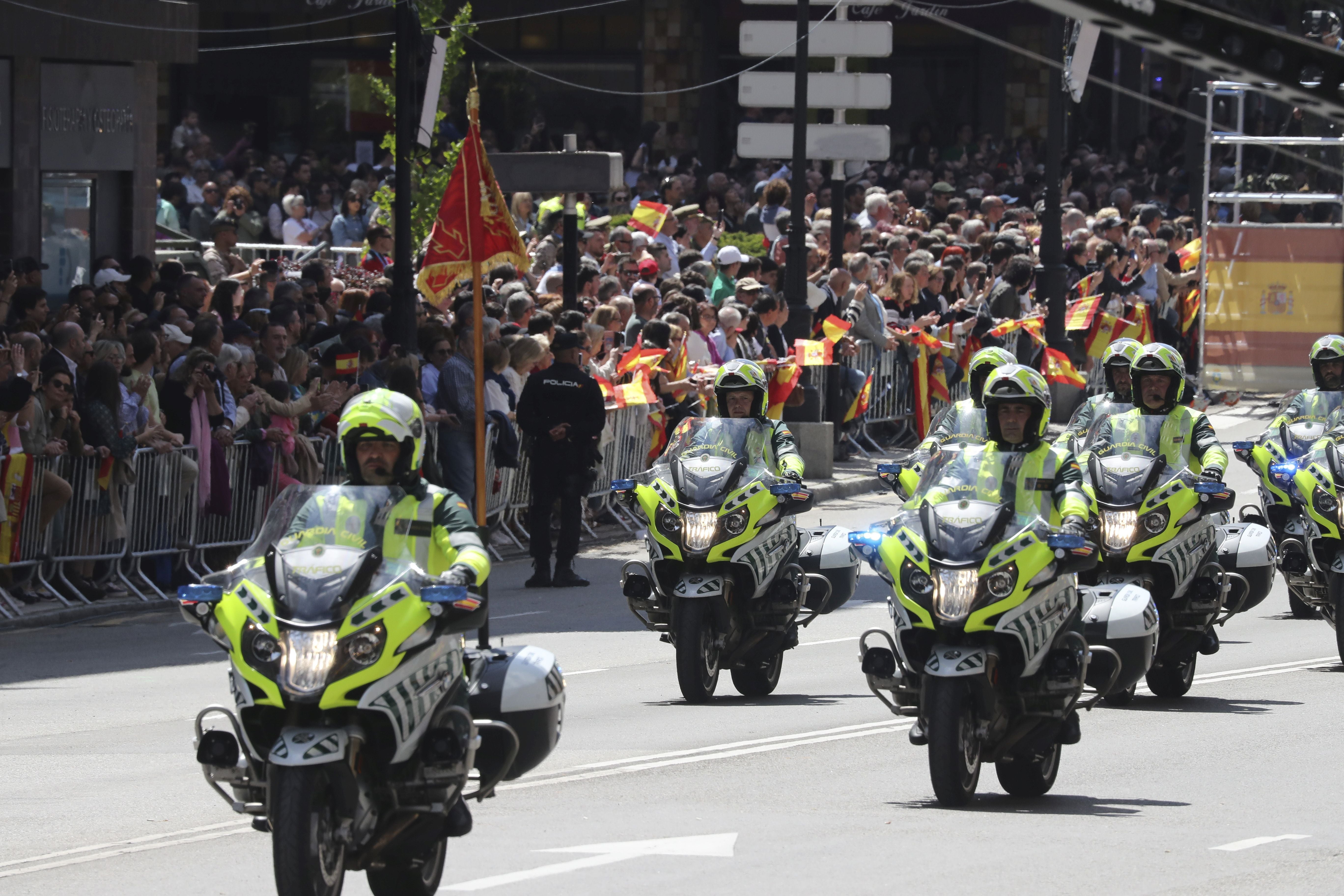 Magnífico desfile militar en un Oviedo hasta la bandera