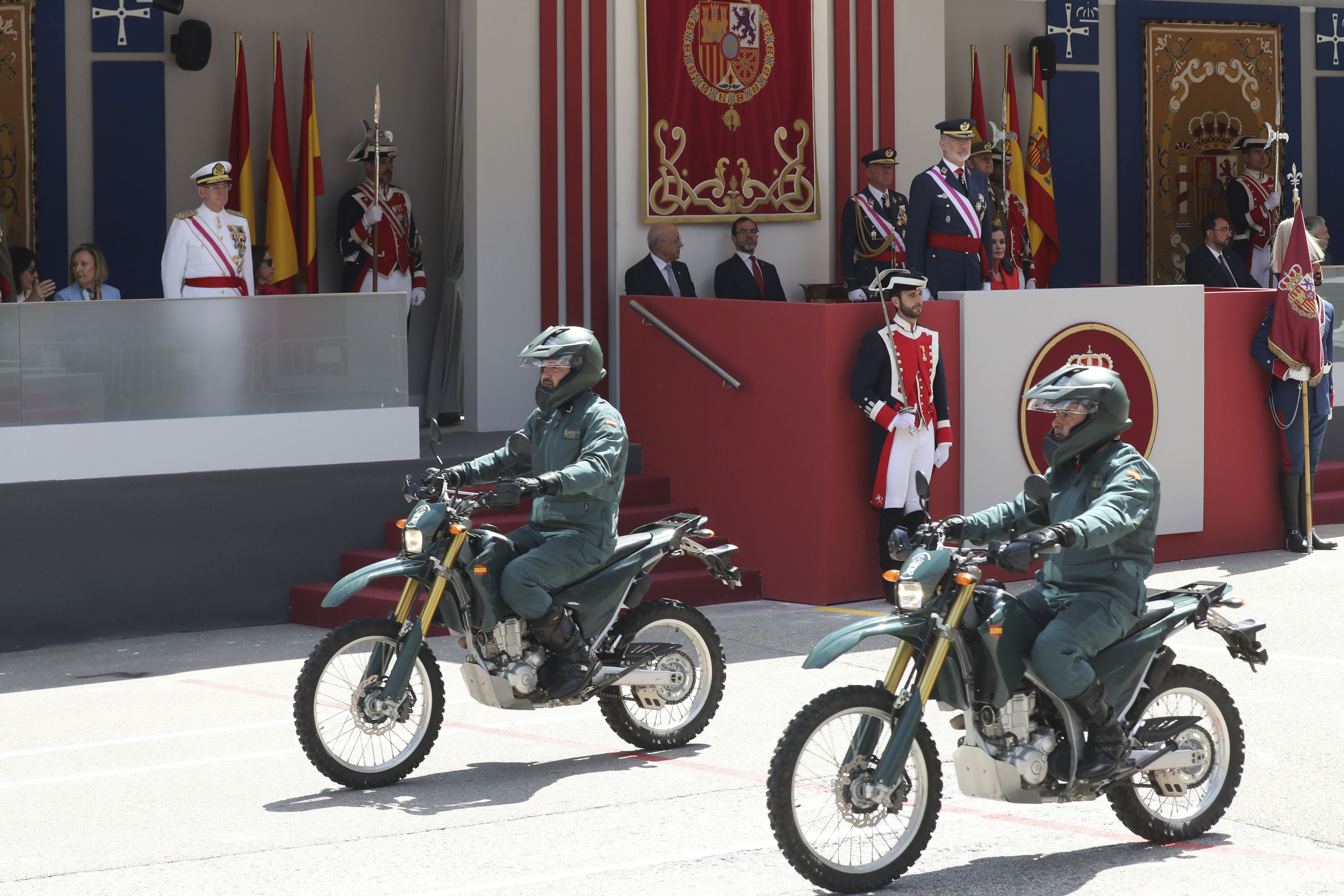 Magnífico desfile militar en un Oviedo hasta la bandera