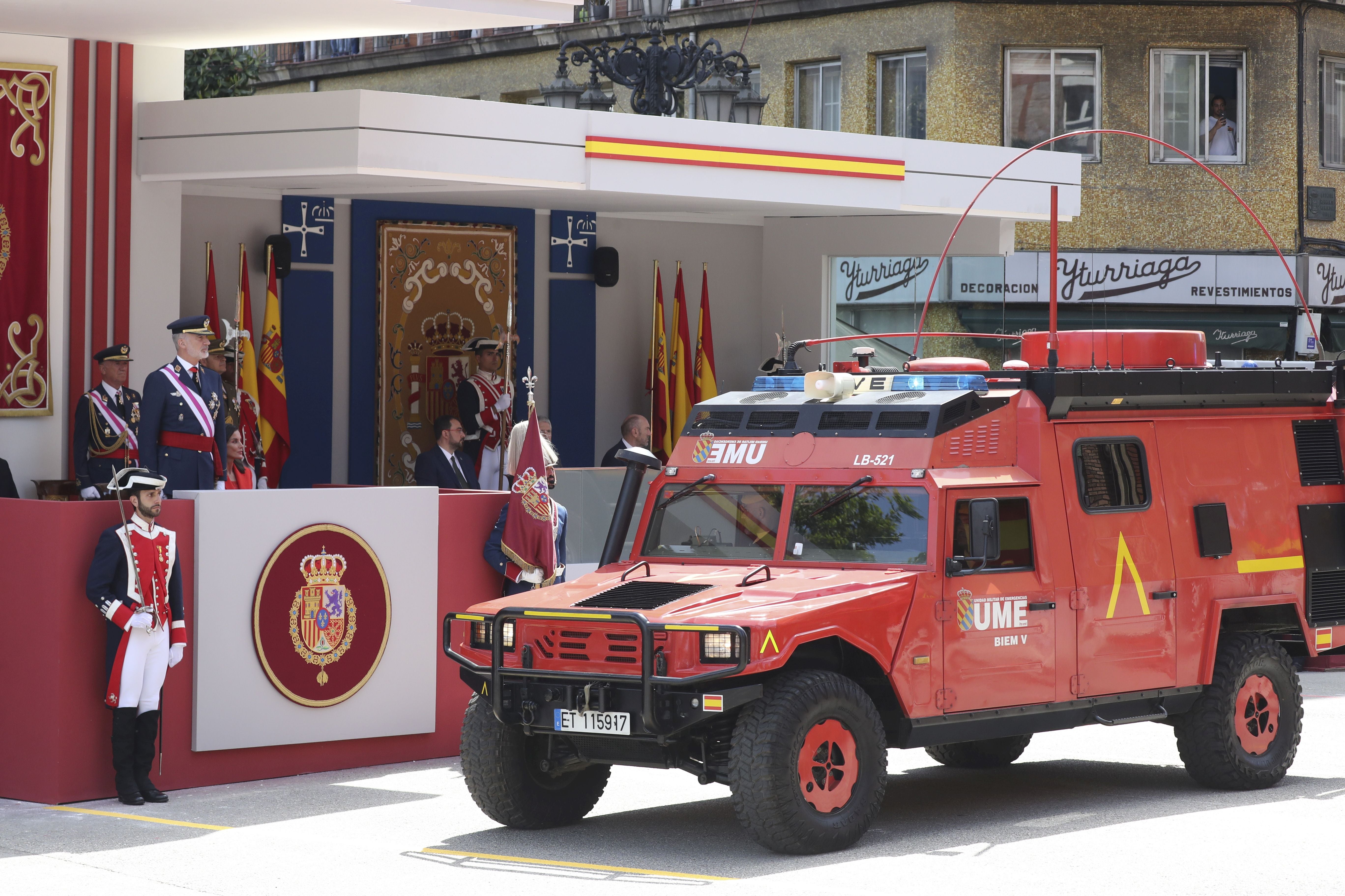 Magnífico desfile militar en un Oviedo hasta la bandera