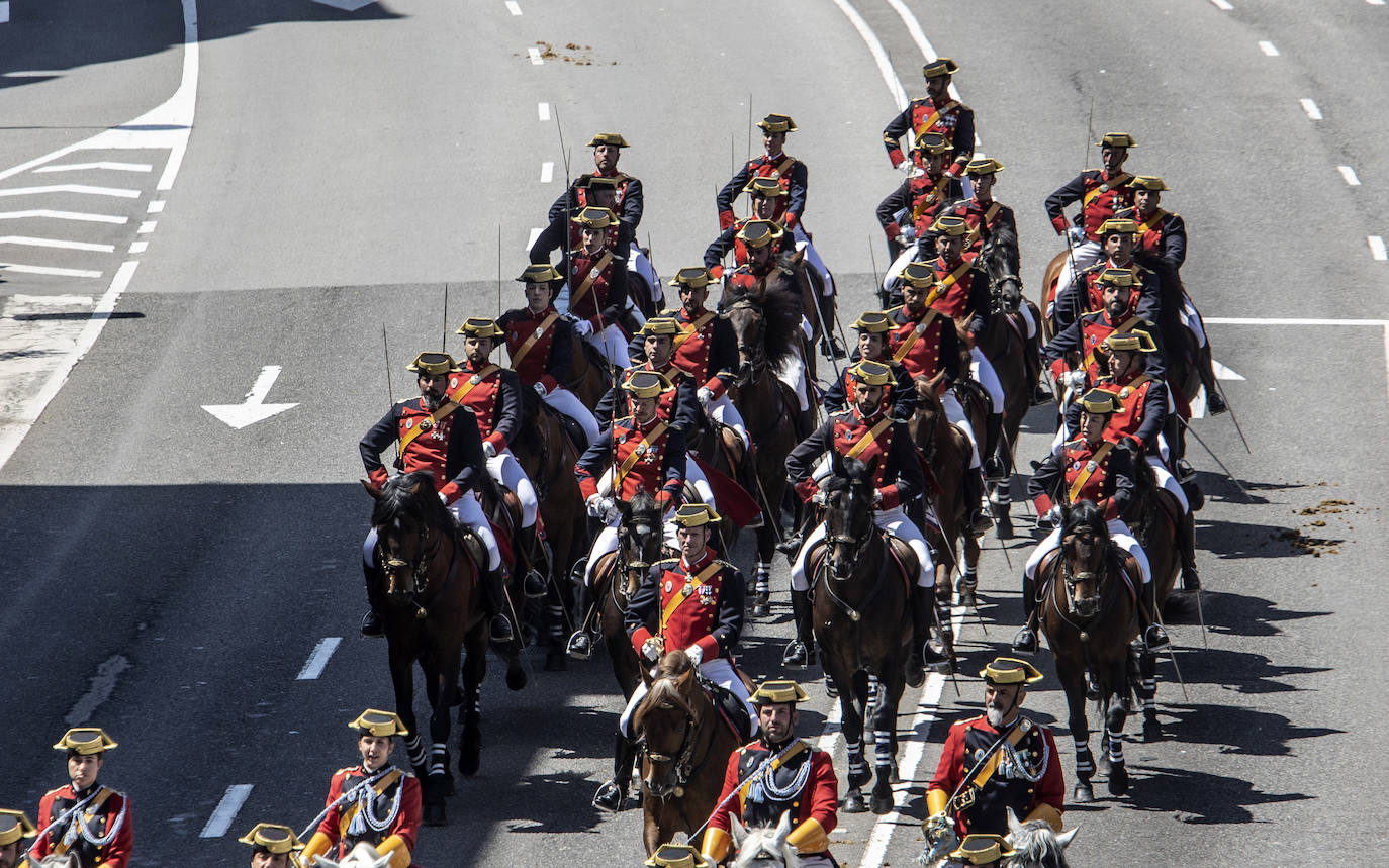 Magnífico desfile militar en un Oviedo hasta la bandera