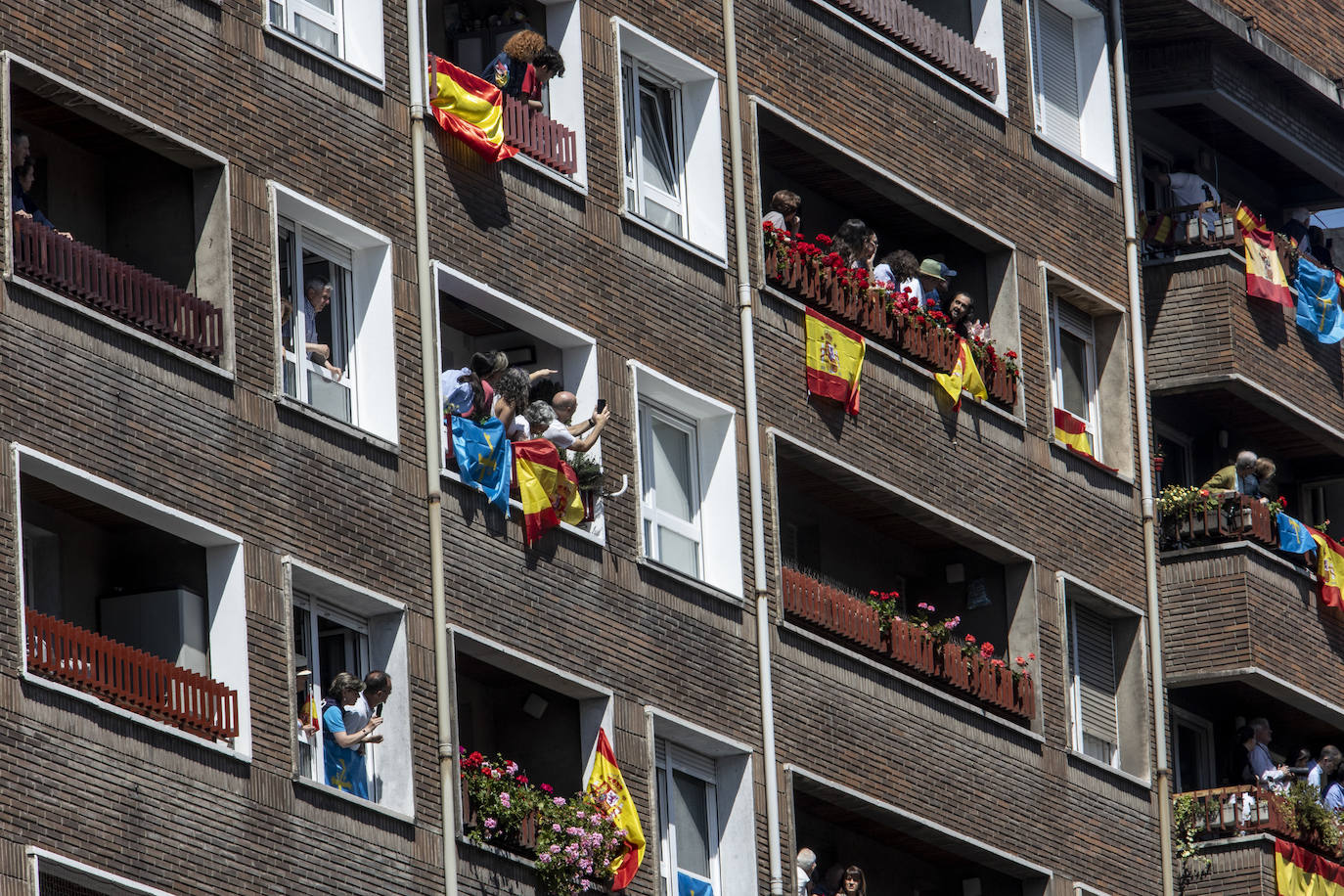 Si disfrutaste del desfile de las Fuerzas Armadas en Oviedo, búscate en nuestras fotos