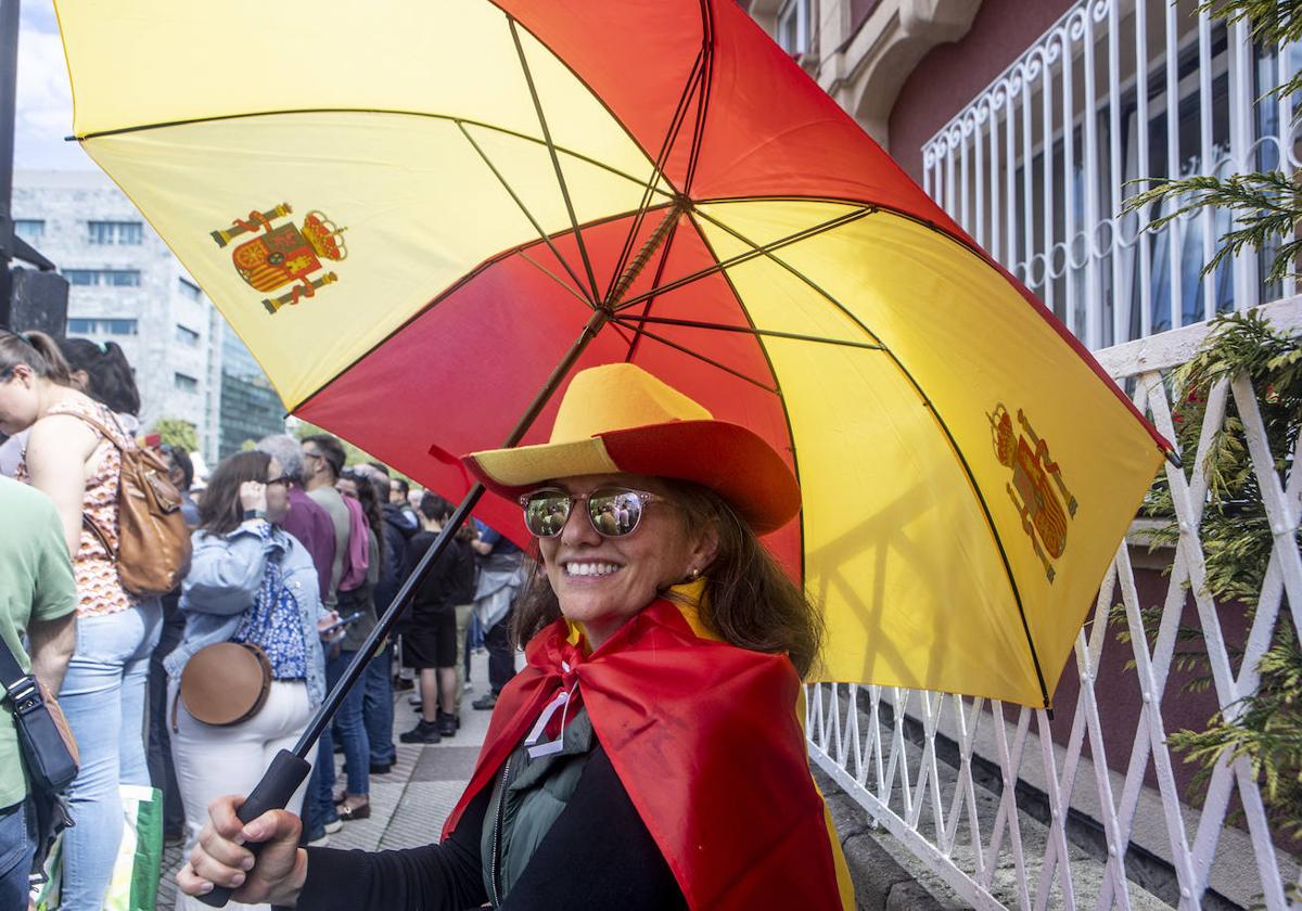 Si disfrutaste del desfile de las Fuerzas Armadas en Oviedo, búscate en nuestras fotos