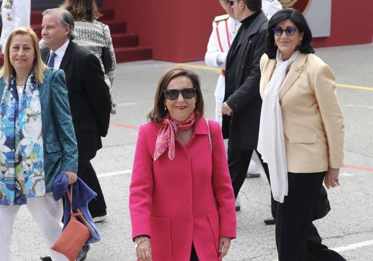 La ministra de Defensa, Margarita Robles, a su llegada al palco real para disfrutar del desfile militar celebrado en Oviedo por el Día de las Fuerzas Armadas, donde fue recida con abucheos.