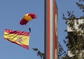 Impresionante maniobra de un paracaidista asturiano para desplegar una colosal bandera nacional