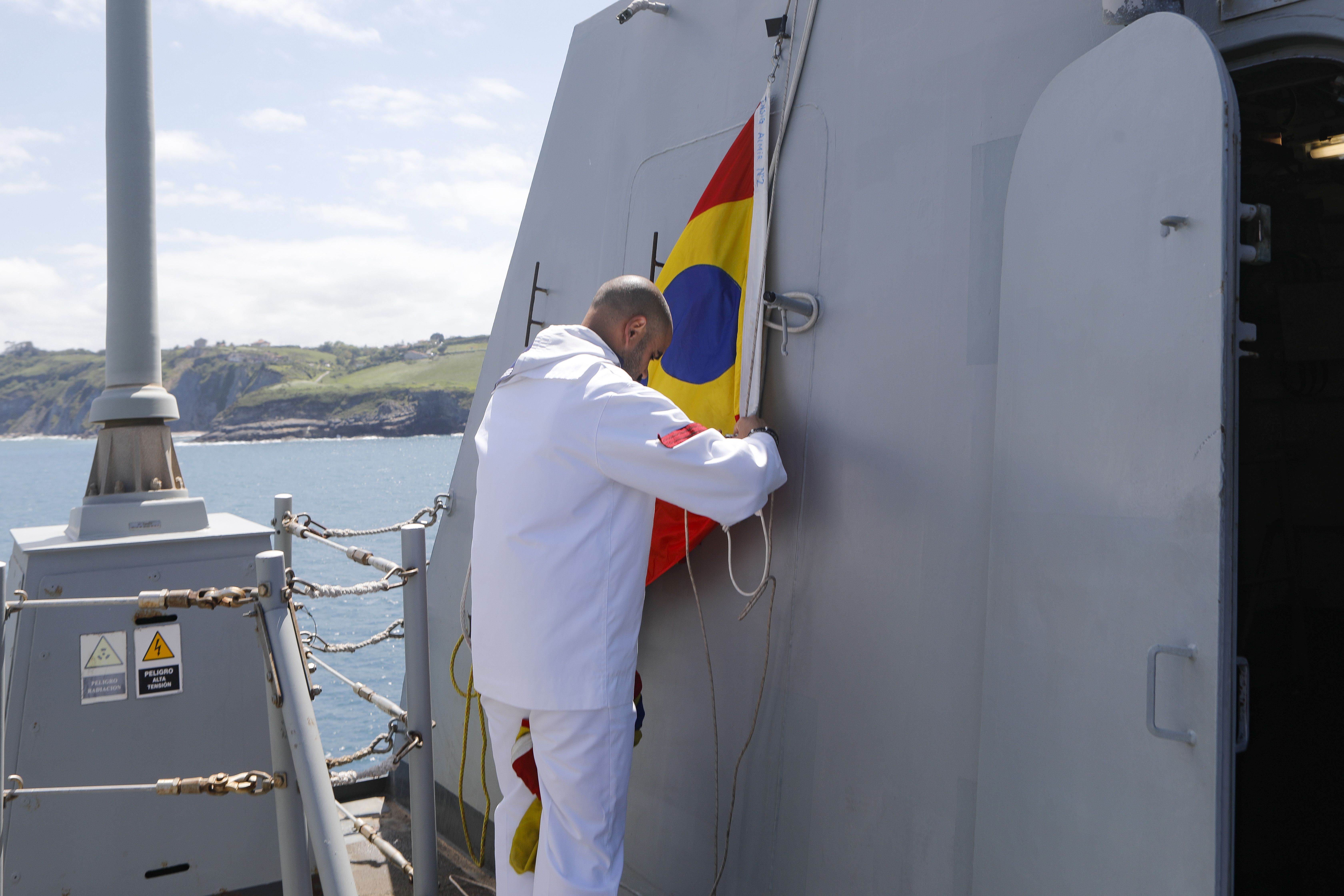 A bordo del buque insignia de la Armada durante la exhibición militar en Gijón