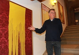 José Arias muestra una de las obras que donó a la pinacoteca de Somió.