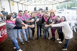 Un grupo de asistentes brindando, ayer, en las fiestas de San Claudio.