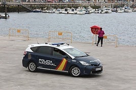 Un vehículo de la Policía Nacional vigilando los movimientos en la Dársena de San Agustín, frente al puerto deportivo.