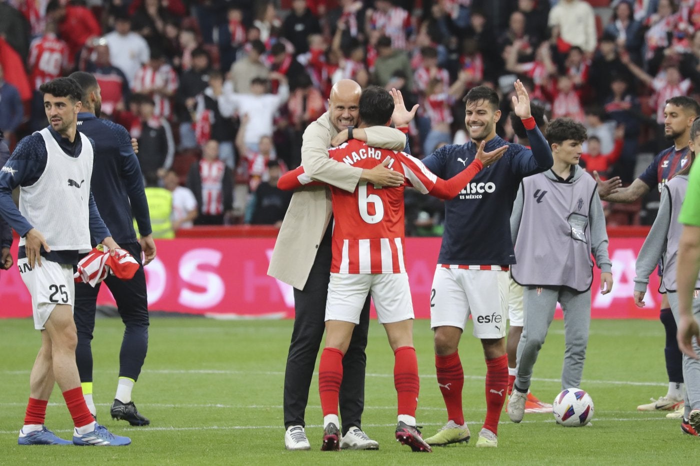 Ramírez se abraza a Nacho Martín en presencia de Róber Pier.