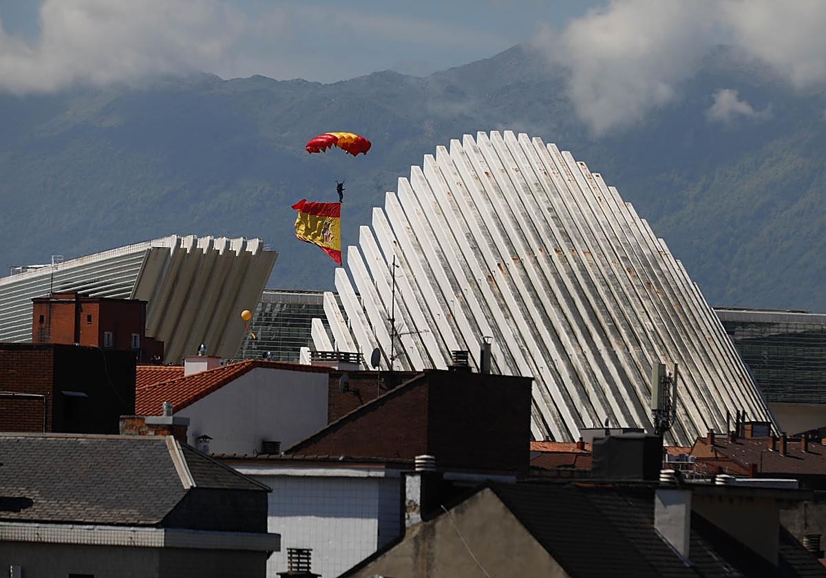 El cabo primero del Ejército del Aire, Miguel Antonio González Rivas, protagonizó un espectacular aterrizaje con una enseña de España de 59 metros cuadrados en el desfile en Oviedo del Día de las Fuerzas Armadas.