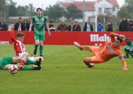 Jugada del partido entre el Sporting Atlético y L'Entregu.