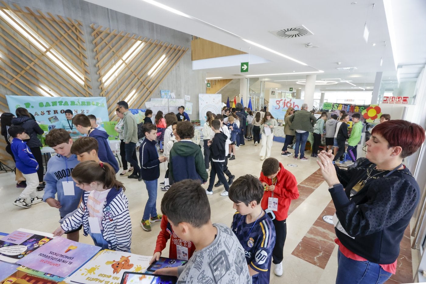 Los alumnos, compartiendo sus trabajos en el mercado posterior a las presentaciones.