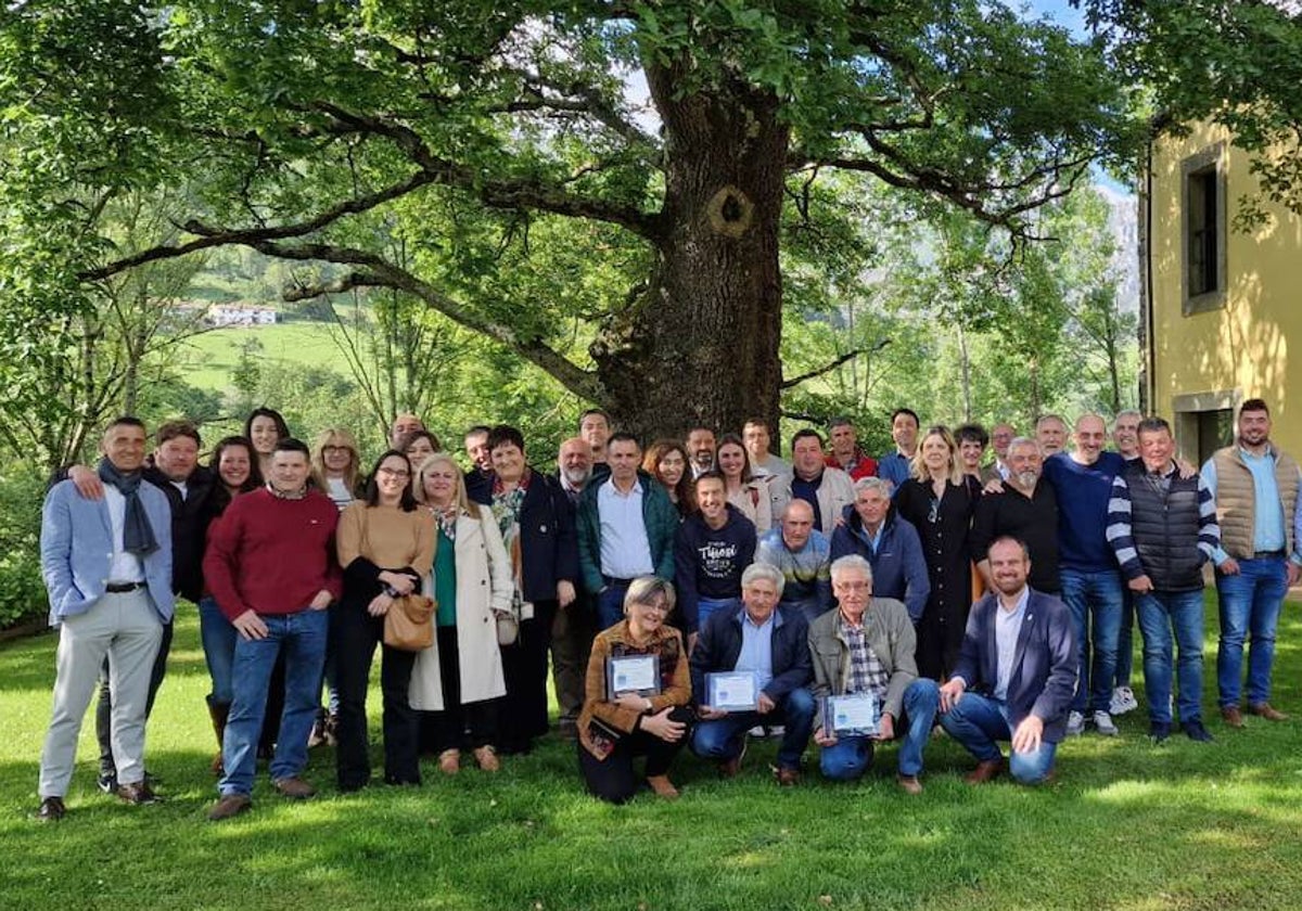 Parte de la plantilla municipal, con tres de los homenajeados y el alcalde, Iván Allende.