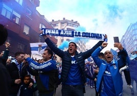 Aficionados del Real Oviedo antes del partido de ayer ante el Andorra.