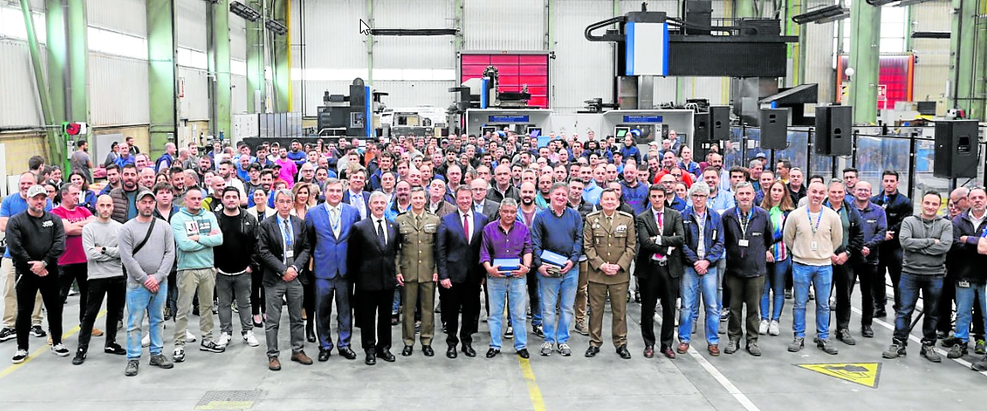 Foto de familia del acto celebrado en la fábrica de armas de Trubia por el Día de las Fuerzas Armadas.