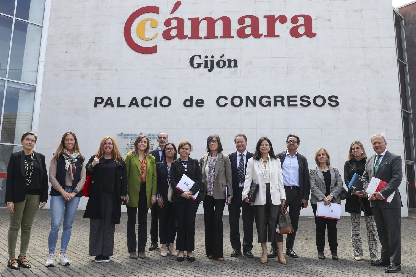 Miembros de la junta directiva del recinto ferial, con Carmen Moriyón y Nieves Roqueñí en el centro.