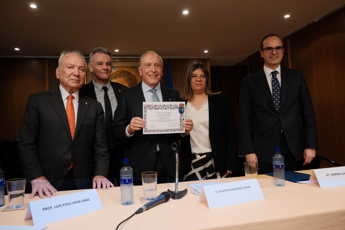 Francisco Rodríguez, presidente de ILAS; Valentín Martínez-Otero, presidente del Centro Asturiano de Madrid; el doctor Luis Fernández-Vega; la vicepresidenta del Principado, Gimena Llamedo, y Alfredo Martínez, embajador de España en Canadá.