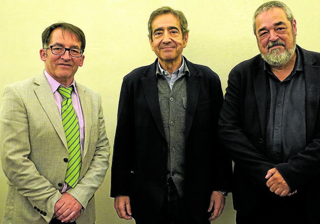 El director de EL COMERCIO, Ángel González, Juan Carlos Martínez, ex director de nuestro diario, y Carlos Aganzo, director de la Fundación Vocento.